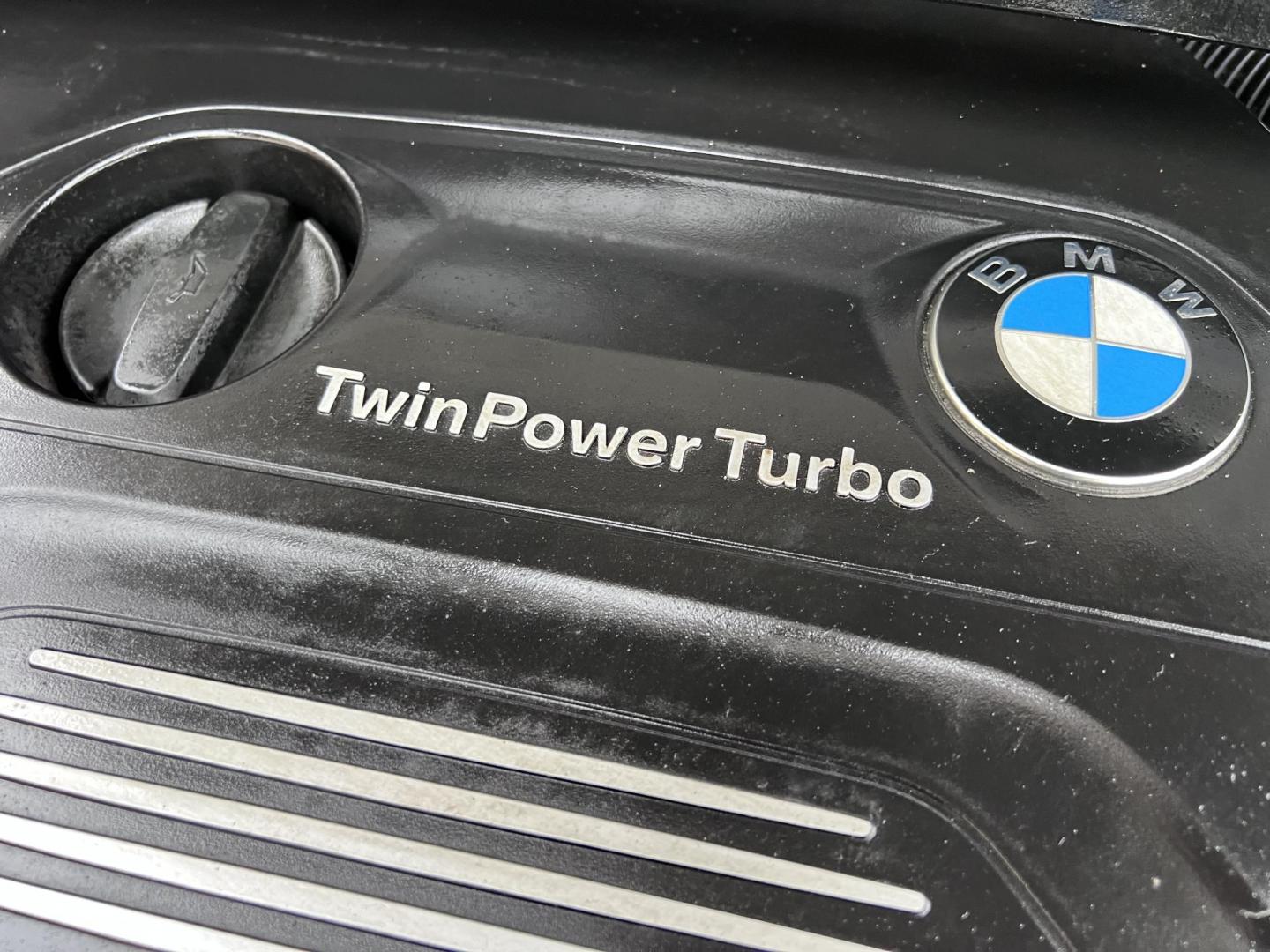 2018 White /Beige BMW X1 sDrive28i (WBXHU7C38J5) with an 2.0L L4 DOHC 16V engine, 8A transmission, located at 30 S. Berkeley Avenue, Pasadena, CA, 91107, (626) 248-7567, 34.145447, -118.109398 - Crown City Motors is a used “Buy Here Pay Here” car dealer in Pasadena CA. “Buy Here Pay Here” financing, means that when you purchase your vehicle from our dealership, that you make the payments to the dealership as well. We do not need the banks approval to get you approved for a used auto - Photo#43