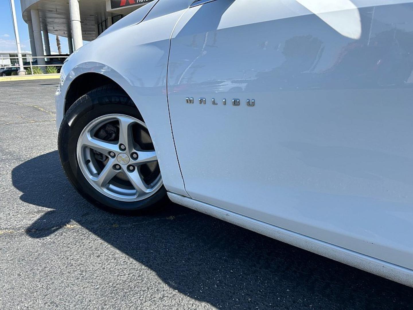 2018 WHITE Chevrolet Malibu (1G1ZC5ST4JF) with an 4-Cyl Turbo 1.5 Liter engine, Automatic 6-Spd transmission, located at 412 Auto Vista Drive, Palmdale, 93551, (661) 945-0620, 34.592636, -118.136681 - Photo#8