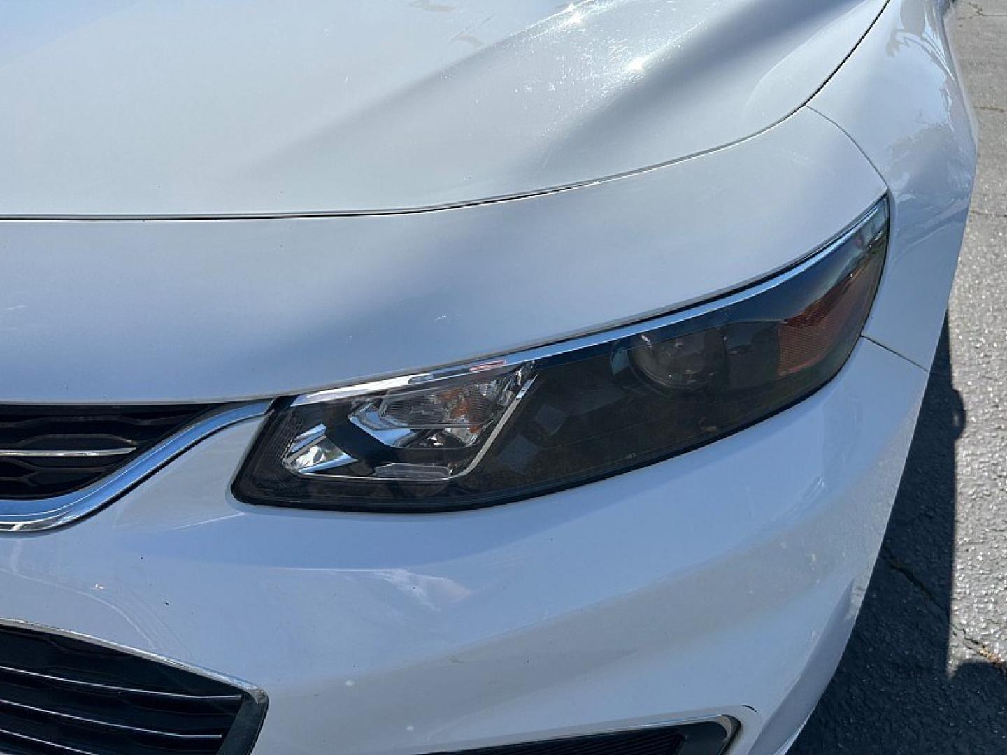 2018 WHITE Chevrolet Malibu (1G1ZC5ST4JF) with an 4-Cyl Turbo 1.5 Liter engine, Automatic 6-Spd transmission, located at 412 Auto Vista Drive, Palmdale, 93551, (661) 945-0620, 34.592636, -118.136681 - Photo#9