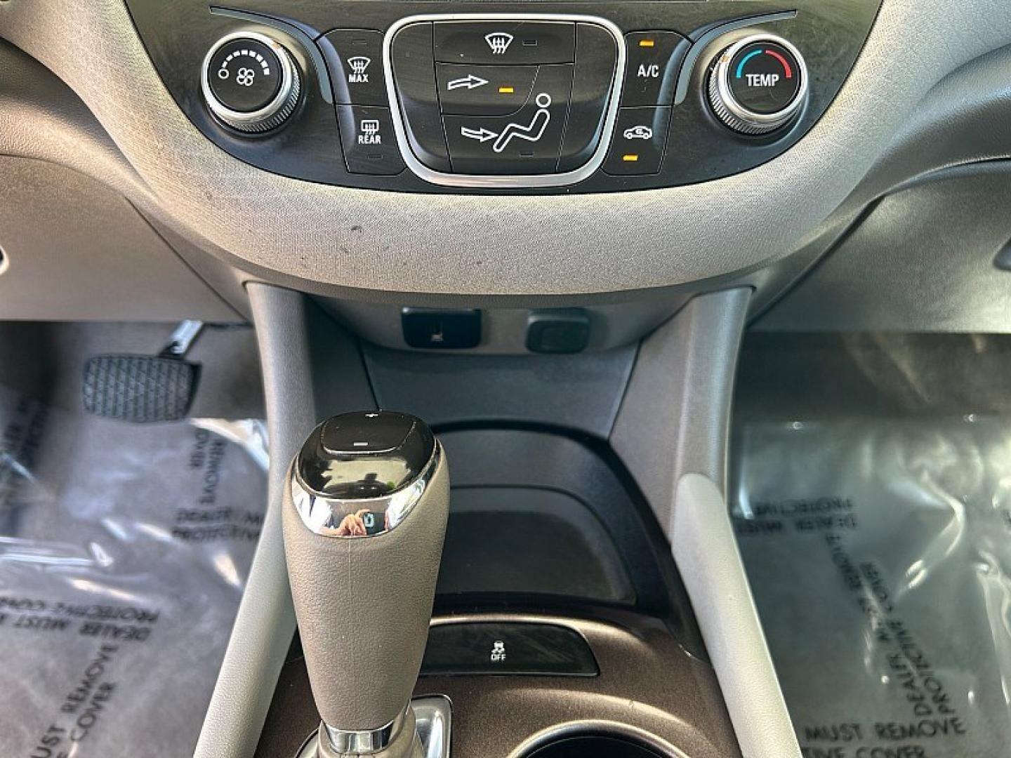 2018 WHITE Chevrolet Malibu (1G1ZC5ST4JF) with an 4-Cyl Turbo 1.5 Liter engine, Automatic 6-Spd transmission, located at 412 Auto Vista Drive, Palmdale, 93551, (661) 945-0620, 34.592636, -118.136681 - Photo#19