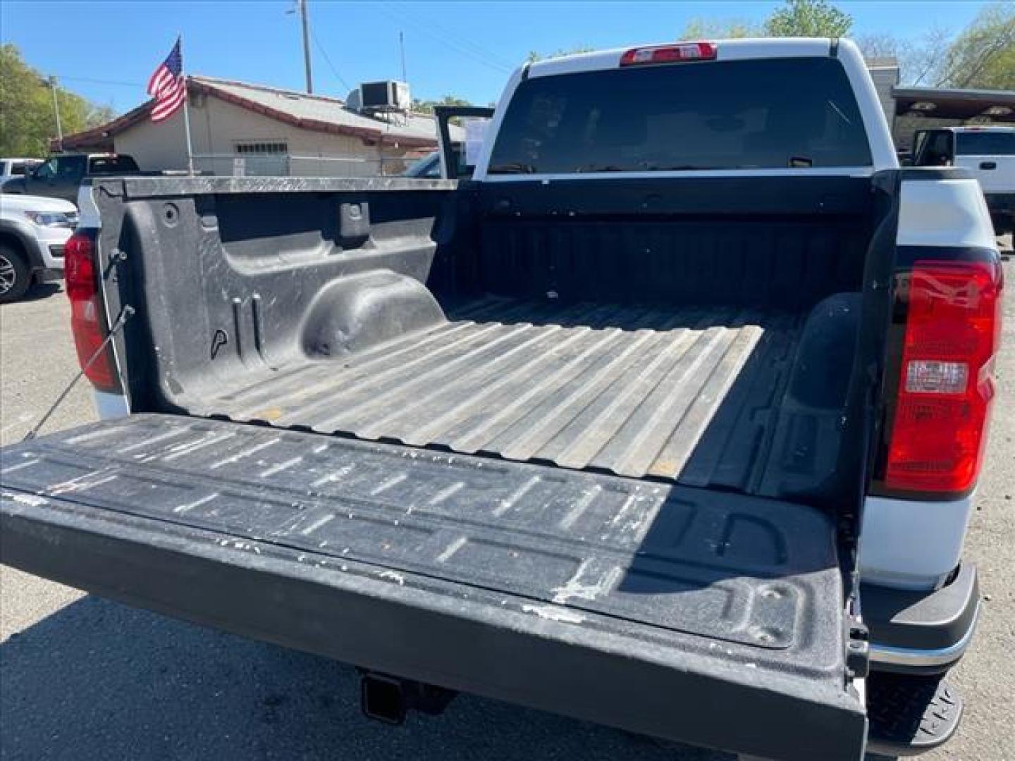 2018 Summit White Chevrolet Silverado 2500HD LT (1GC1KVEYXJF) with an 6.6L Duramax 6.6L Biodiesel Turbo V8 445hp 910ft. lbs. Common Rail Direct Injection engine, 6-Speed Shiftable Automatic transmission, located at 800 Riverside Ave, Roseville, CA, 95678, 916-773-4549 & Toll Free: 866-719-4393, 38.732265, -121.291039 - DURAMAX DIESEL CREW CAB 4X4 LT ALLISON TRANSMISSION CLEAN CARFAX - Photo#10