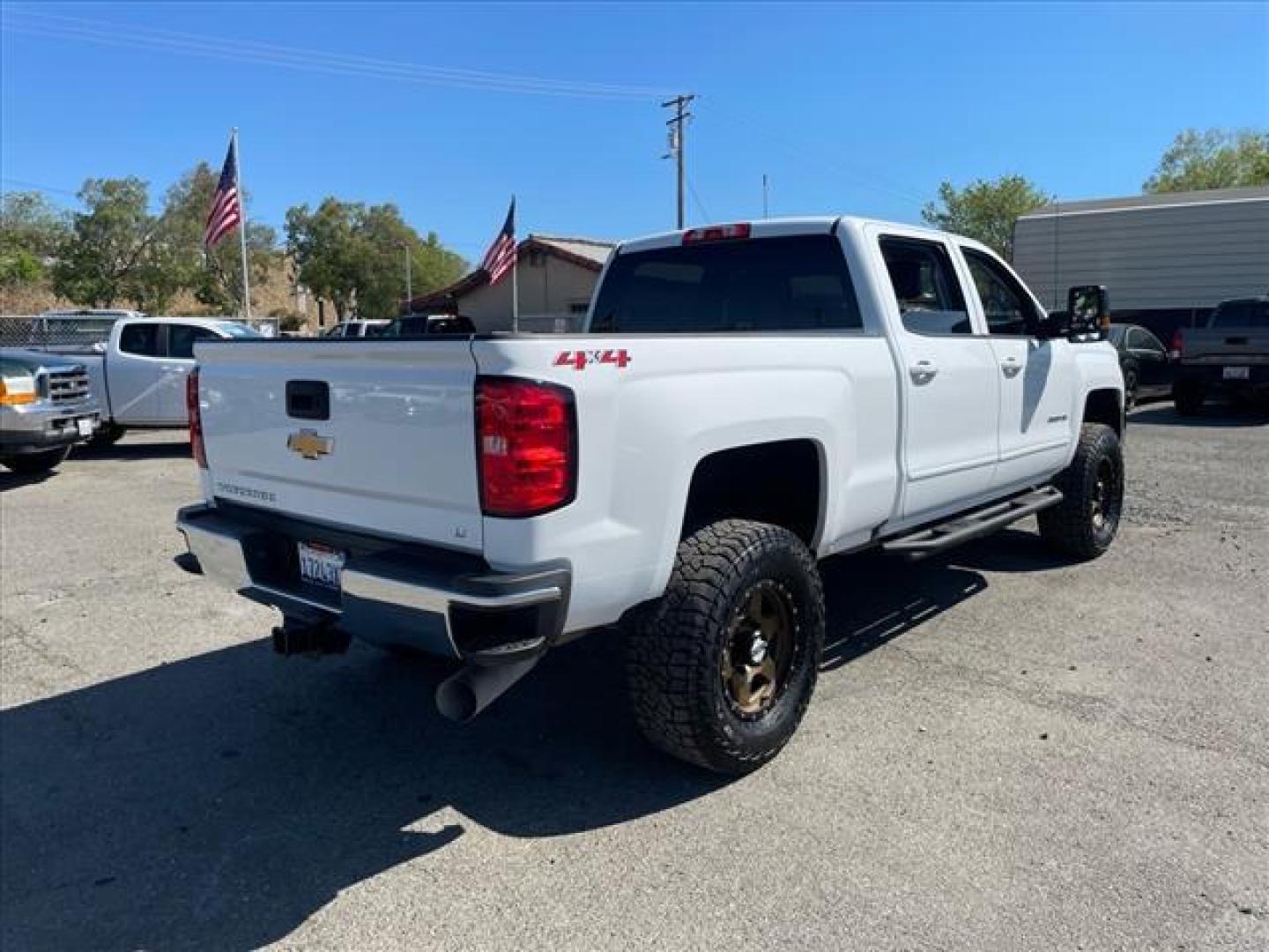 2018 Summit White Chevrolet Silverado 2500HD LT (1GC1KVEYXJF) with an 6.6L Duramax 6.6L Biodiesel Turbo V8 445hp 910ft. lbs. Common Rail Direct Injection engine, 6-Speed Shiftable Automatic transmission, located at 800 Riverside Ave, Roseville, CA, 95678, 916-773-4549 & Toll Free: 866-719-4393, 38.732265, -121.291039 - DURAMAX DIESEL CREW CAB 4X4 LT ALLISON TRANSMISSION CLEAN CARFAX - Photo#4