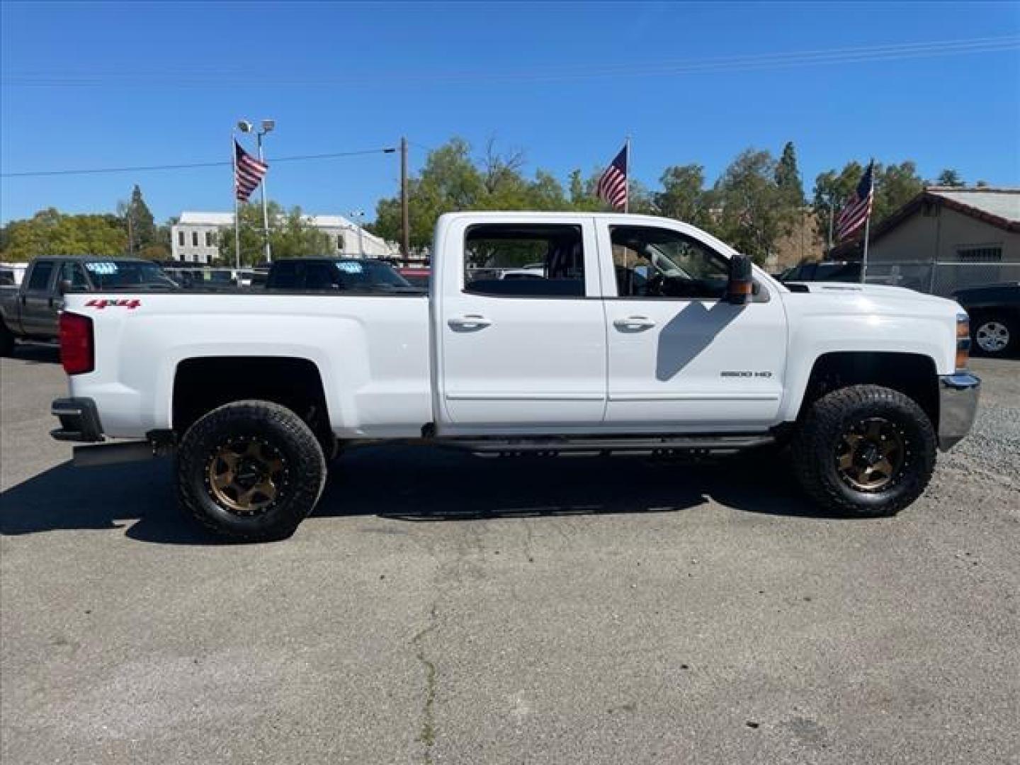 2018 Summit White Chevrolet Silverado 2500HD LT (1GC1KVEYXJF) with an 6.6L Duramax 6.6L Biodiesel Turbo V8 445hp 910ft. lbs. Common Rail Direct Injection engine, 6-Speed Shiftable Automatic transmission, located at 800 Riverside Ave, Roseville, CA, 95678, 916-773-4549 & Toll Free: 866-719-4393, 38.732265, -121.291039 - DURAMAX DIESEL CREW CAB 4X4 LT ALLISON TRANSMISSION CLEAN CARFAX - Photo#6