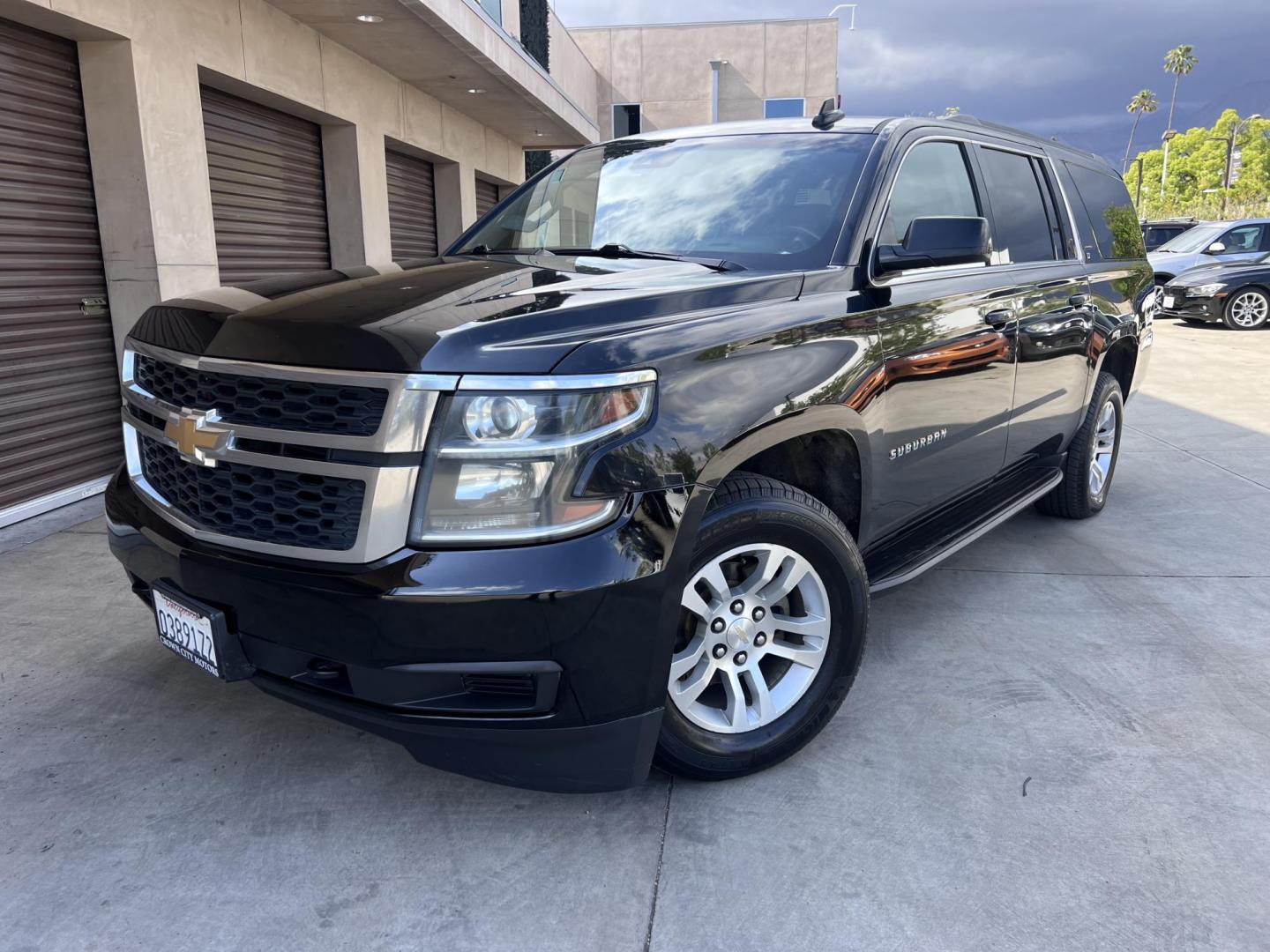 2018 BLACK /Black Chevrolet Suburban LT 2WD (1GNSCHKC6JR) with an 5.3L V8 OHV 16V engine, 6A transmission, located at 30 S. Berkeley Avenue, Pasadena, CA, 91107, (626) 248-7567, 34.145447, -118.109398 - Looking for a reliable, spacious, and powerful full-size SUV? Check out this stunning 2018 Chevrolet Suburban, available now at Crown City Motors, located at 30 S Berkeley Ave, Pasadena, CA 91107. With the VIN 1GNSCHKC6JR267945, this pre-owned Suburban is the perfect blend of luxury, performance, an - Photo#6