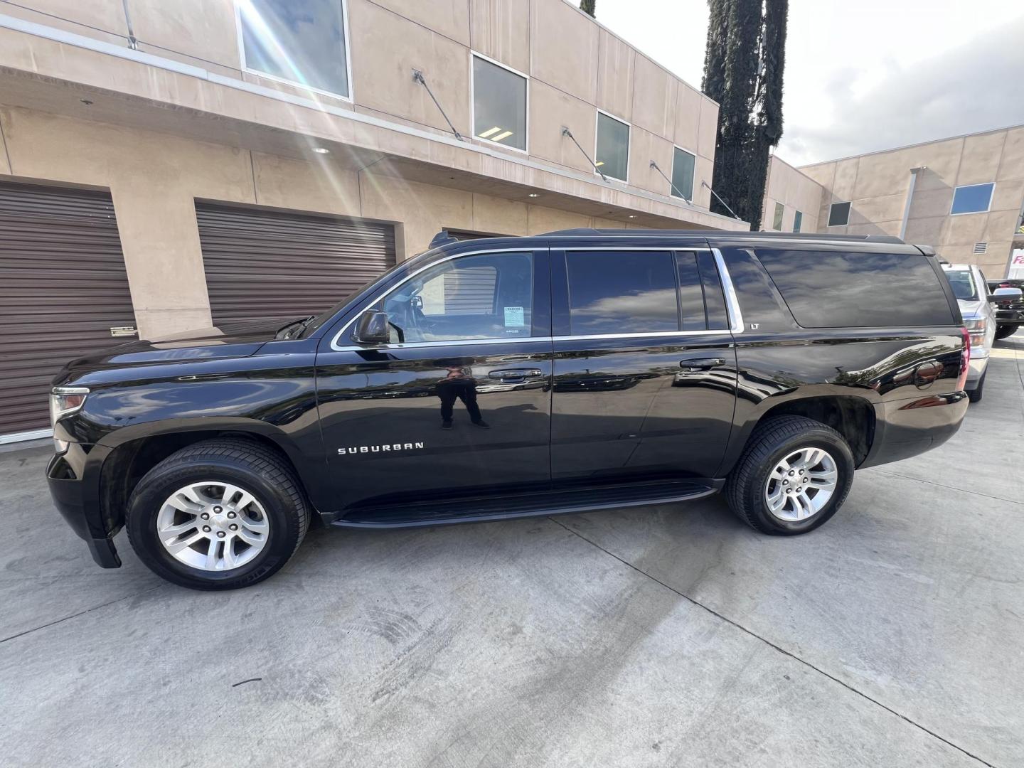 2018 BLACK /Black Chevrolet Suburban LT 2WD (1GNSCHKC6JR) with an 5.3L V8 OHV 16V engine, 6A transmission, located at 30 S. Berkeley Avenue, Pasadena, CA, 91107, (626) 248-7567, 34.145447, -118.109398 - Looking for a reliable, spacious, and powerful full-size SUV? Check out this stunning 2018 Chevrolet Suburban, available now at Crown City Motors, located at 30 S Berkeley Ave, Pasadena, CA 91107. With the VIN 1GNSCHKC6JR267945, this pre-owned Suburban is the perfect blend of luxury, performance, an - Photo#7