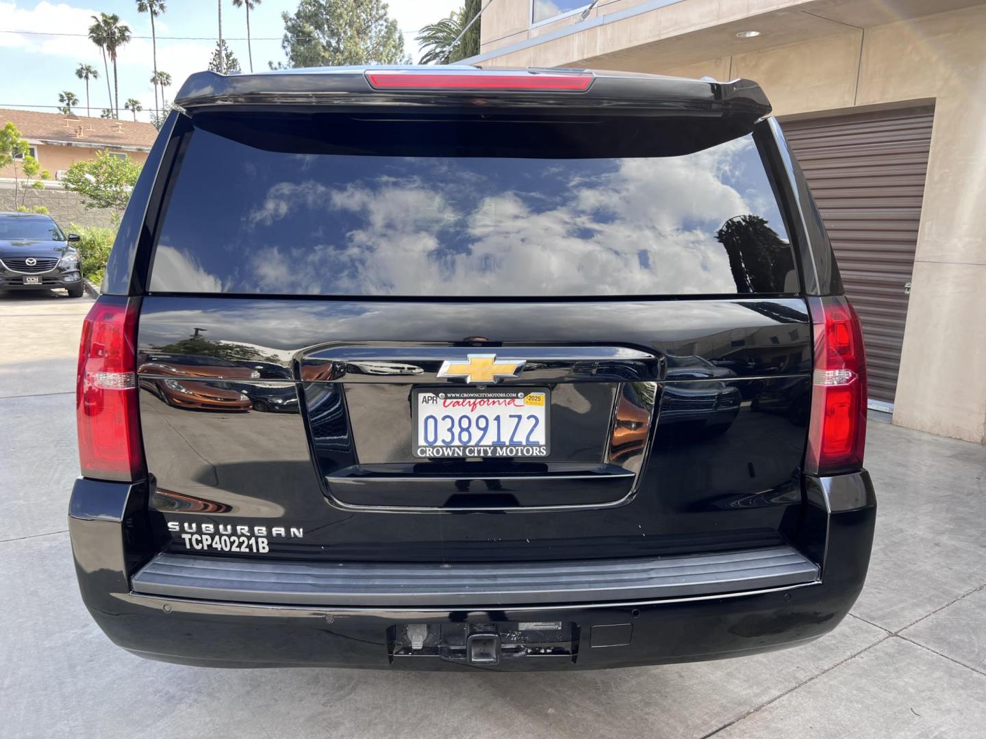 2018 BLACK /Black Chevrolet Suburban LT 2WD (1GNSCHKC6JR) with an 5.3L V8 OHV 16V engine, 6A transmission, located at 30 S. Berkeley Avenue, Pasadena, CA, 91107, (626) 248-7567, 34.145447, -118.109398 - Looking for a reliable, spacious, and powerful full-size SUV? Check out this stunning 2018 Chevrolet Suburban, available now at Crown City Motors, located at 30 S Berkeley Ave, Pasadena, CA 91107. With the VIN 1GNSCHKC6JR267945, this pre-owned Suburban is the perfect blend of luxury, performance, an - Photo#9