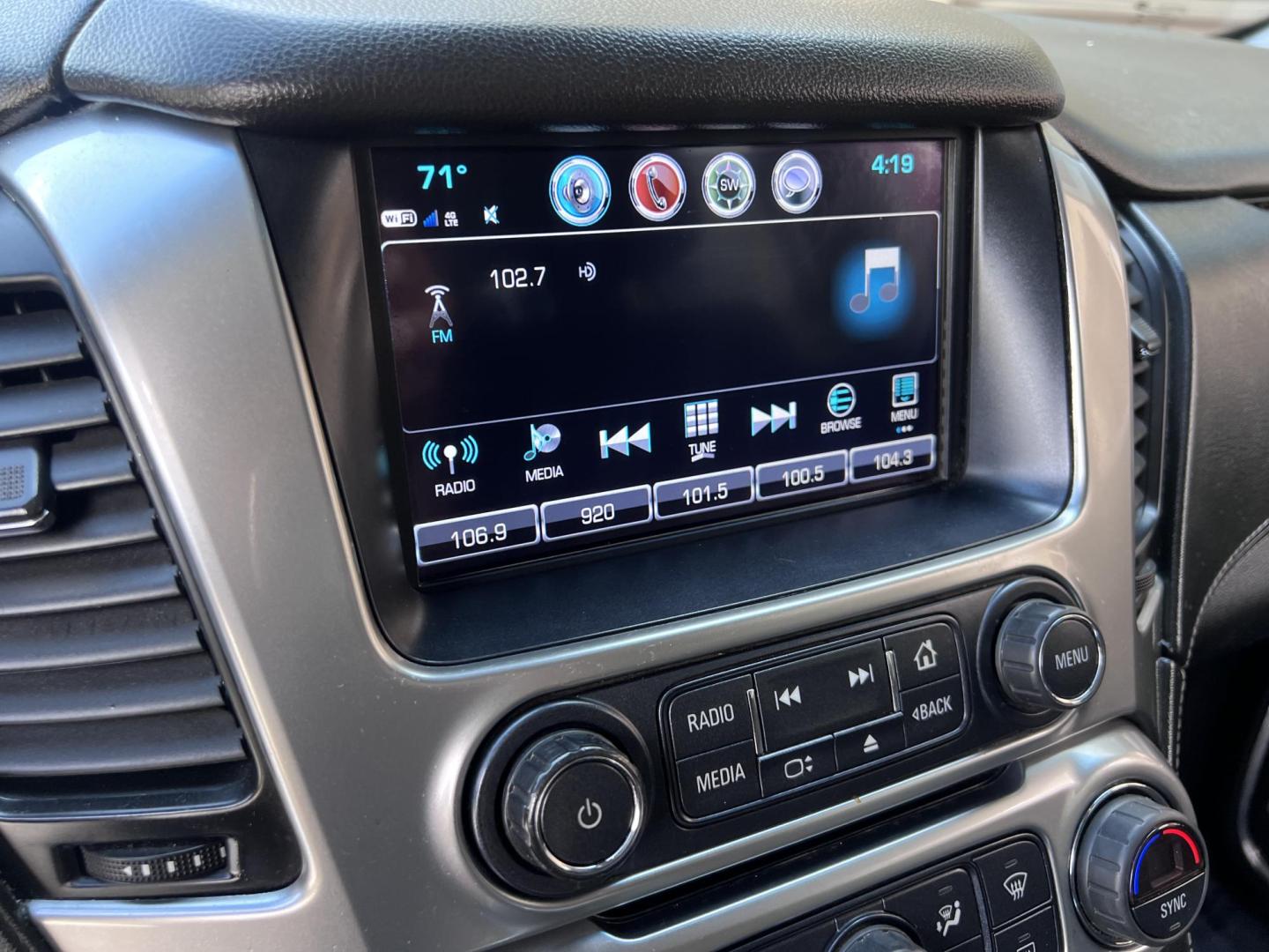 2018 BLACK /Black Chevrolet Suburban LT 2WD (1GNSCHKC6JR) with an 5.3L V8 OHV 16V engine, 6A transmission, located at 30 S. Berkeley Avenue, Pasadena, CA, 91107, (626) 248-7567, 34.145447, -118.109398 - Looking for a reliable, spacious, and powerful full-size SUV? Check out this stunning 2018 Chevrolet Suburban, available now at Crown City Motors, located at 30 S Berkeley Ave, Pasadena, CA 91107. With the VIN 1GNSCHKC6JR267945, this pre-owned Suburban is the perfect blend of luxury, performance, an - Photo#32