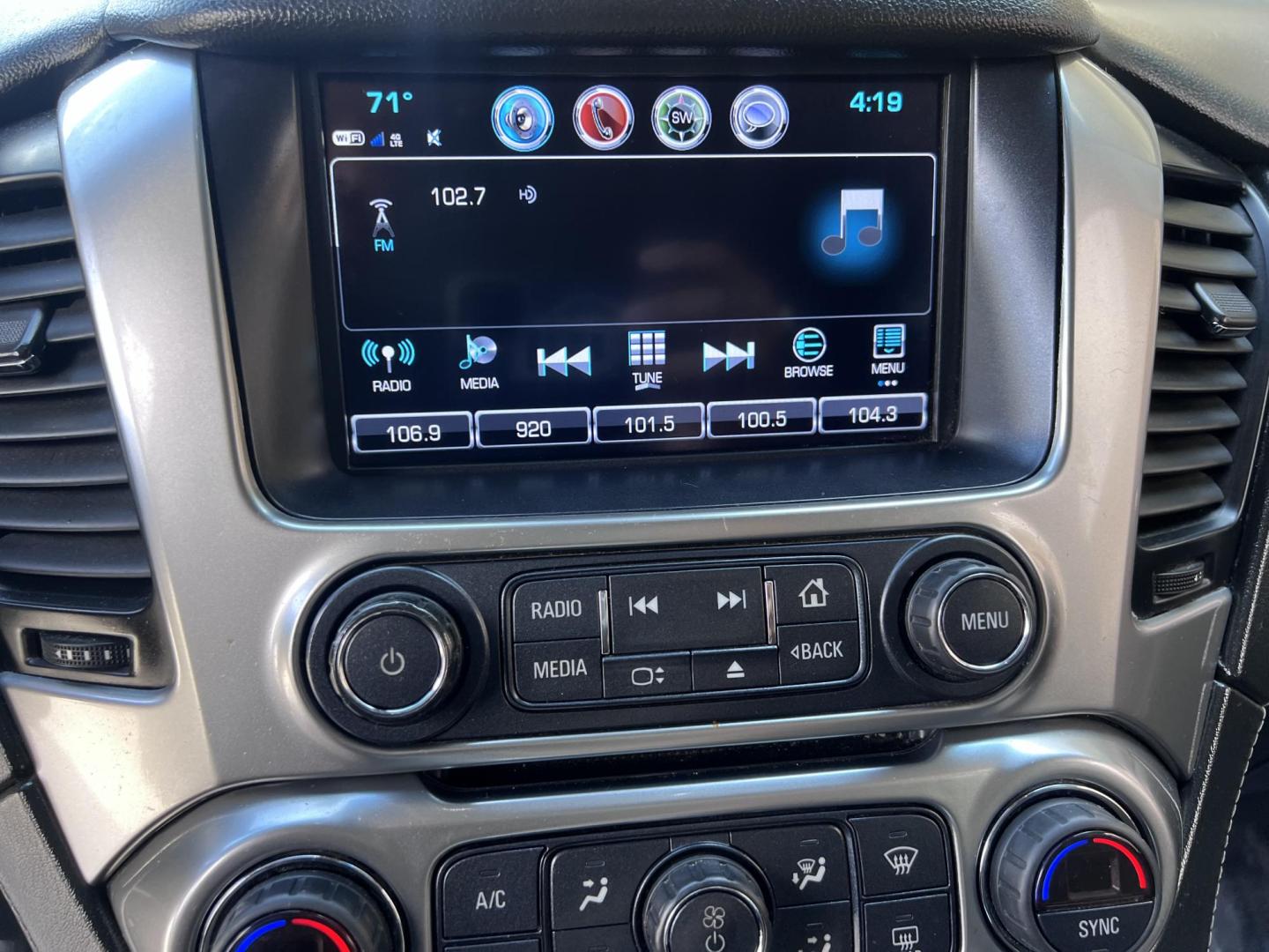 2018 BLACK /Black Chevrolet Suburban LT 2WD (1GNSCHKC6JR) with an 5.3L V8 OHV 16V engine, 6A transmission, located at 30 S. Berkeley Avenue, Pasadena, CA, 91107, (626) 248-7567, 34.145447, -118.109398 - Looking for a reliable, spacious, and powerful full-size SUV? Check out this stunning 2018 Chevrolet Suburban, available now at Crown City Motors, located at 30 S Berkeley Ave, Pasadena, CA 91107. With the VIN 1GNSCHKC6JR267945, this pre-owned Suburban is the perfect blend of luxury, performance, an - Photo#33