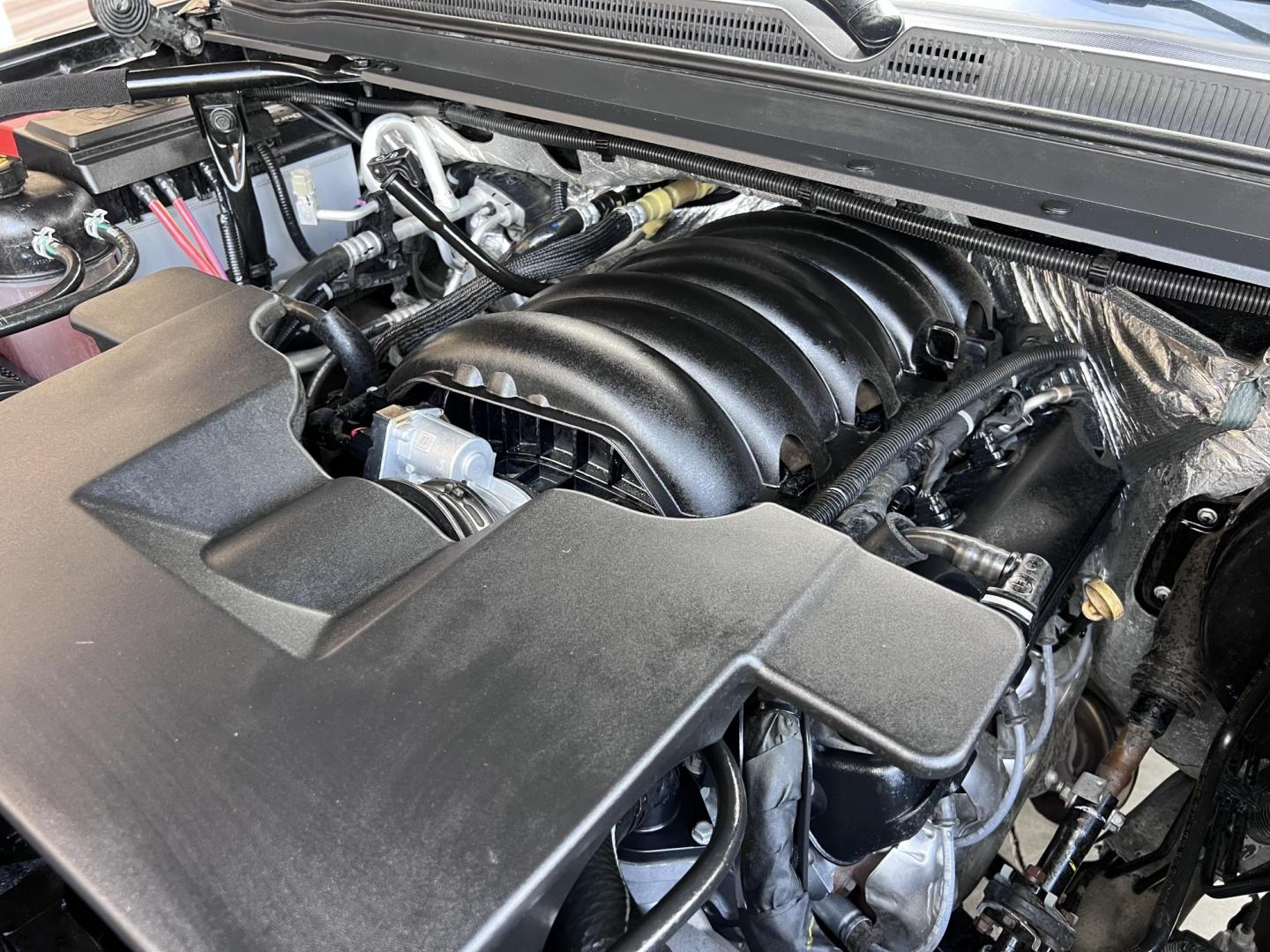 2018 BLACK /Black Chevrolet Suburban LT 2WD (1GNSCHKC6JR) with an 5.3L V8 OHV 16V engine, 6A transmission, located at 30 S. Berkeley Avenue, Pasadena, CA, 91107, (626) 248-7567, 34.145447, -118.109398 - Looking for a reliable, spacious, and powerful full-size SUV? Check out this stunning 2018 Chevrolet Suburban, available now at Crown City Motors, located at 30 S Berkeley Ave, Pasadena, CA 91107. With the VIN 1GNSCHKC6JR267945, this pre-owned Suburban is the perfect blend of luxury, performance, an - Photo#39