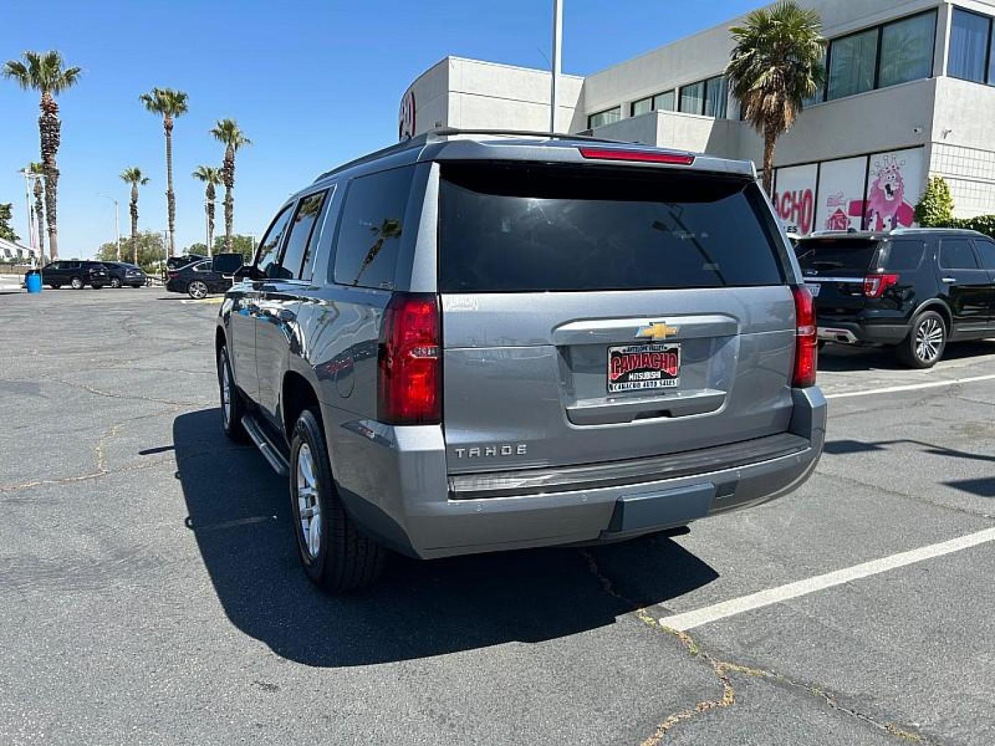 2018 GRAY Chevrolet Tahoe (1GNSKAEC8JR) with an V8 EcoTec3 5.3 Liter engine, Auto 6-Spd Overdrive transmission, located at 412 Auto Vista Drive, Palmdale, 93551, (661) 945-0620, 34.592636, -118.136681 - Photo#4