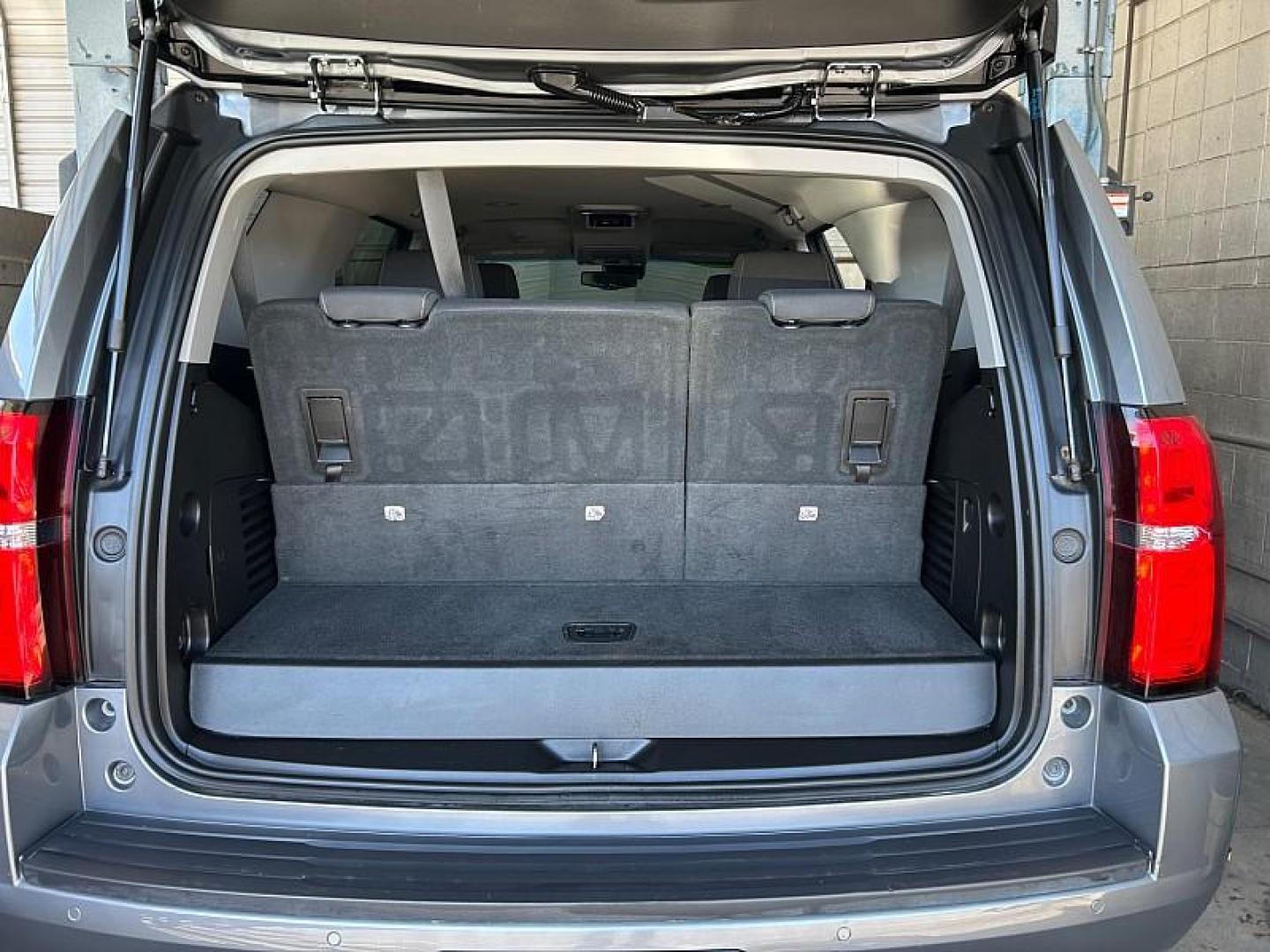 2018 GRAY Chevrolet Tahoe (1GNSKAEC8JR) with an V8 EcoTec3 5.3 Liter engine, Auto 6-Spd Overdrive transmission, located at 412 Auto Vista Drive, Palmdale, 93551, (661) 945-0620, 34.592636, -118.136681 - Photo#29