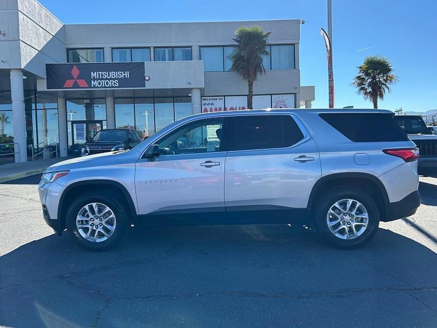 2018 SILVER Chevrolet Traverse (1GNERFKW4JJ) with an V6 3.6 Liter engine, Automatic 9-Spd transmission, located at 412 Auto Vista Drive, Palmdale, 93551, (661) 945-0620, 34.592636, -118.136681 - Photo#5