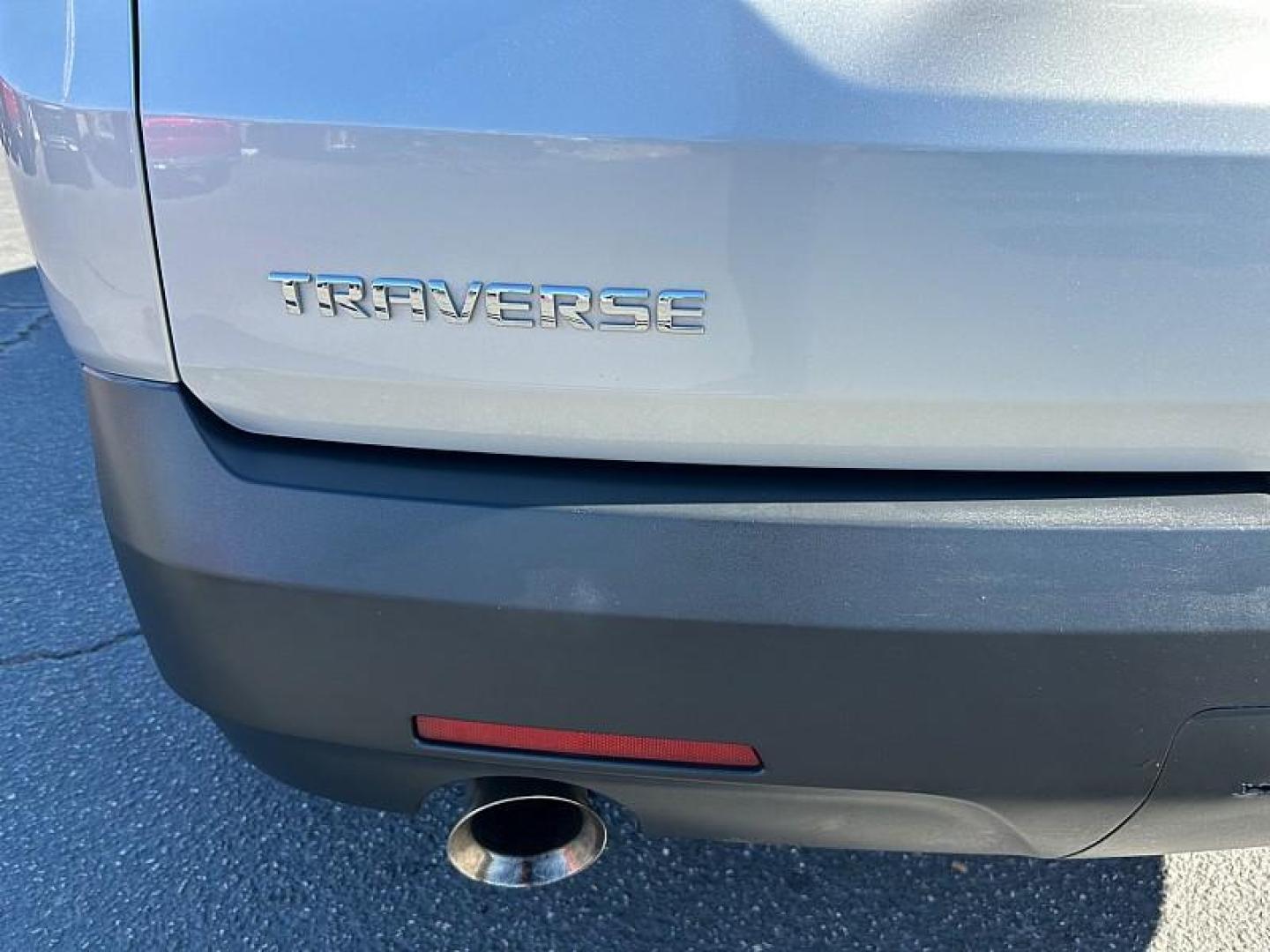 2018 SILVER Chevrolet Traverse (1GNERFKW4JJ) with an V6 3.6 Liter engine, Automatic 9-Spd transmission, located at 412 Auto Vista Drive, Palmdale, 93551, (661) 945-0620, 34.592636, -118.136681 - Photo#8