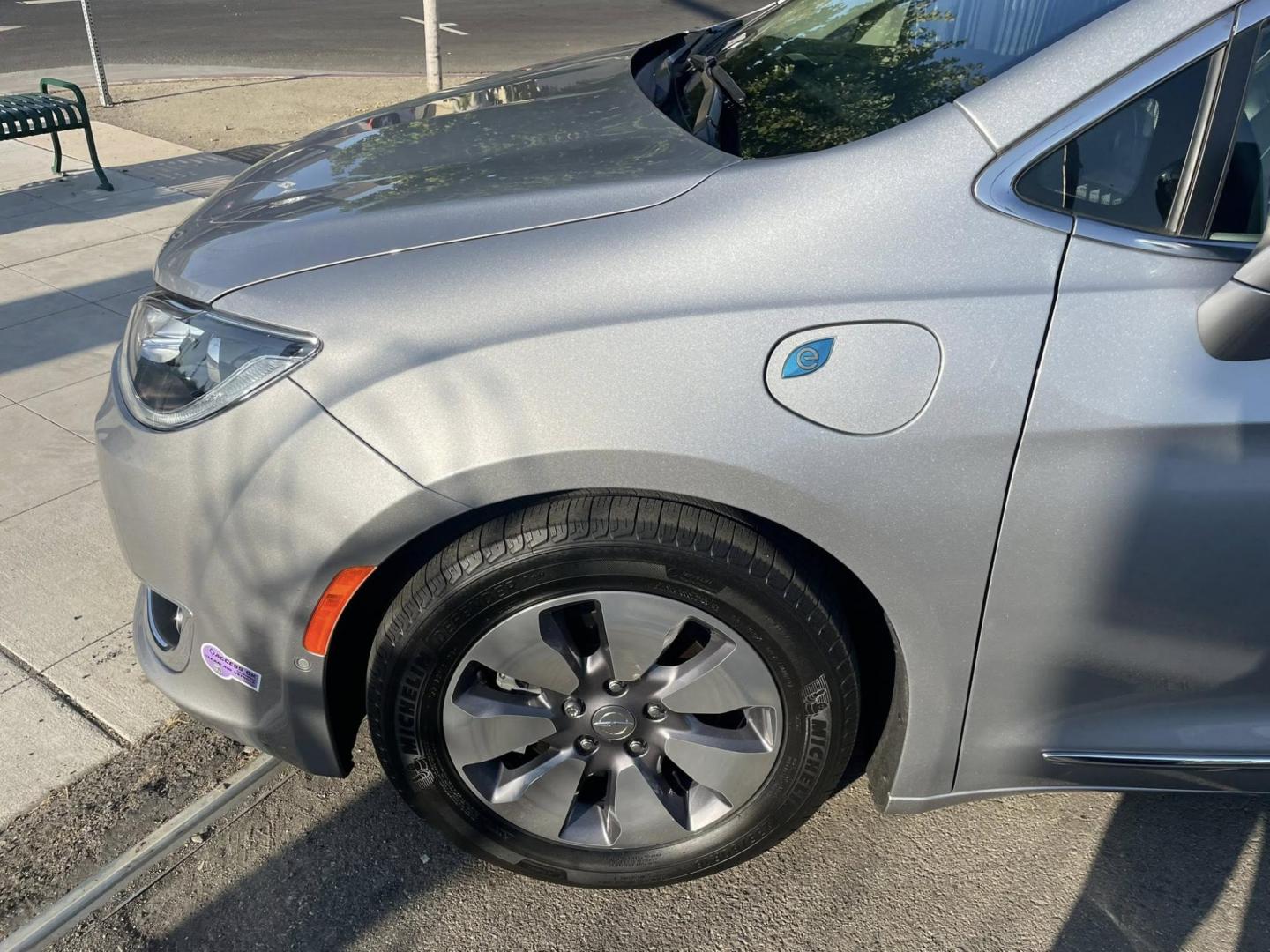 2018 Chrysler Pacifica Hybrid Limited (2C4RC1N79JR) with an 3.6L V6 DOHC 24V HYBRID engine, CVT transmission, located at 744 E Miner Ave, Stockton, CA, 95202, (209) 944-5770, 37.956863, -121.282082 - PLUS TAXES AND FEES NO CHARGER AVAILABLE - Photo#4