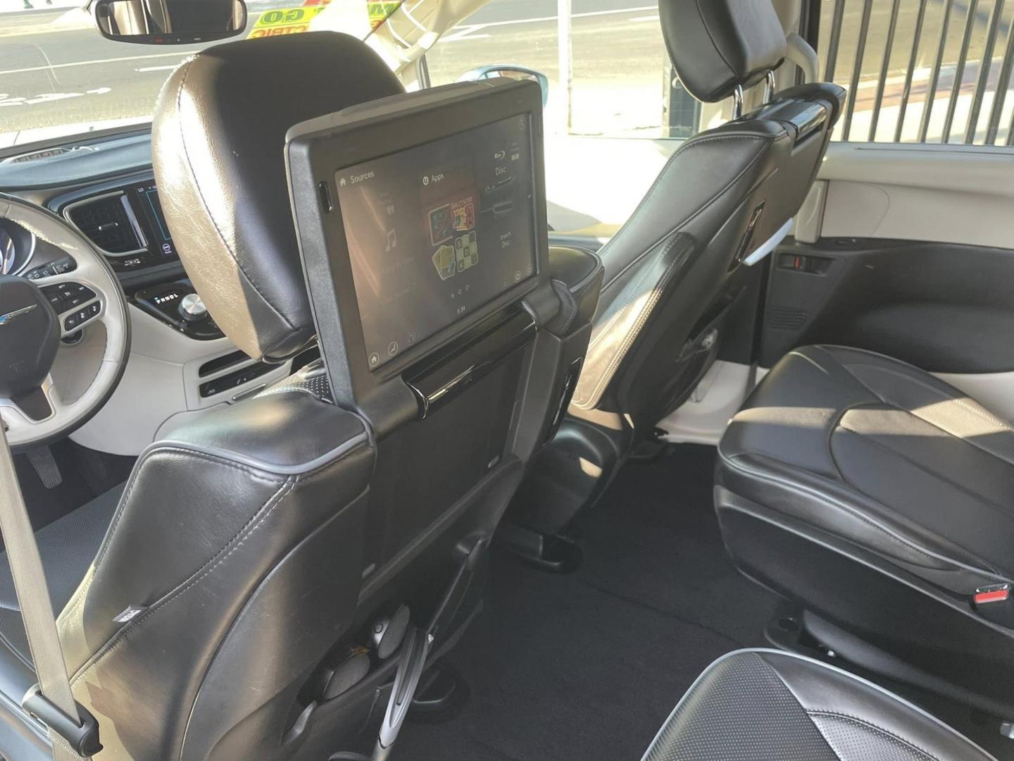 2018 Chrysler Pacifica Hybrid Limited (2C4RC1N79JR) with an 3.6L V6 DOHC 24V HYBRID engine, CVT transmission, located at 744 E Miner Ave, Stockton, CA, 95202, (209) 944-5770, 37.956863, -121.282082 - PLUS TAXES AND FEES NO CHARGER AVAILABLE - Photo#8