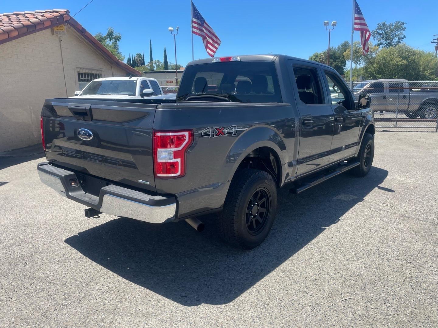 2018 Stone Gray Ford F-150 XLT (1FTEW1EG8JK) with an 3.5L EcoBoost 3.5L Twin Turbo V6 375hp 470ft. lbs. Direct Injection engine, 10-Speed Shiftable Automatic transmission, located at 800 Riverside Ave, Roseville, CA, 95678, 916-773-4549 & Toll Free: 866-719-4393, 38.732265, -121.291039 - 4X4 SUPERCREW ECOBOOST 3.5 TWIN TURBO XLT SERVICE RECORDS ON CLEAN CARFAX- Photo#3