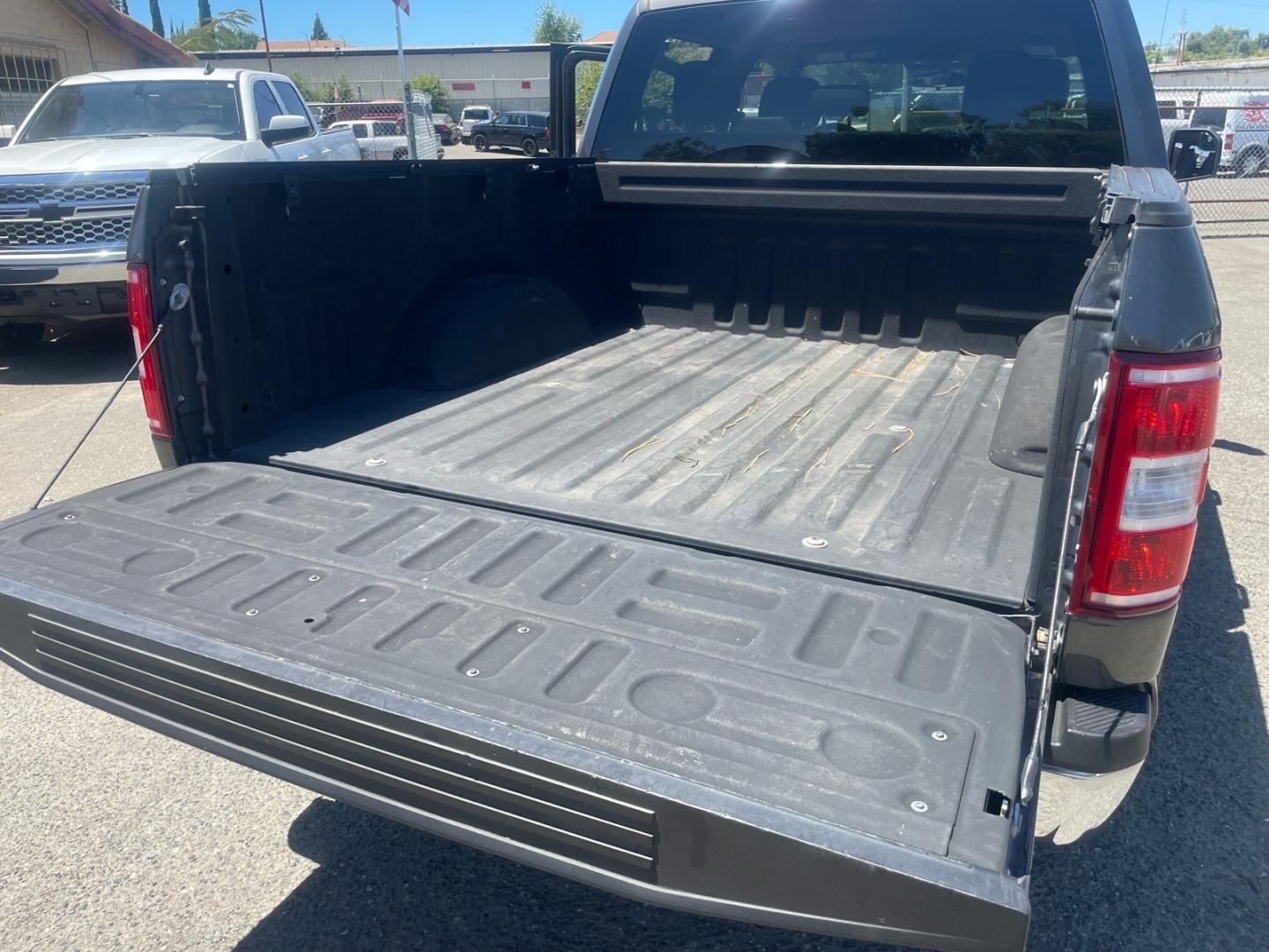 2018 Stone Gray Ford F-150 XLT (1FTEW1EG8JK) with an 3.5L EcoBoost 3.5L Twin Turbo V6 375hp 470ft. lbs. Direct Injection engine, 10-Speed Shiftable Automatic transmission, located at 800 Riverside Ave, Roseville, CA, 95678, 916-773-4549 & Toll Free: 866-719-4393, 38.732265, -121.291039 - 4X4 SUPERCREW ECOBOOST 3.5 TWIN TURBO XLT SERVICE RECORDS ON CLEAN CARFAX- Photo#9