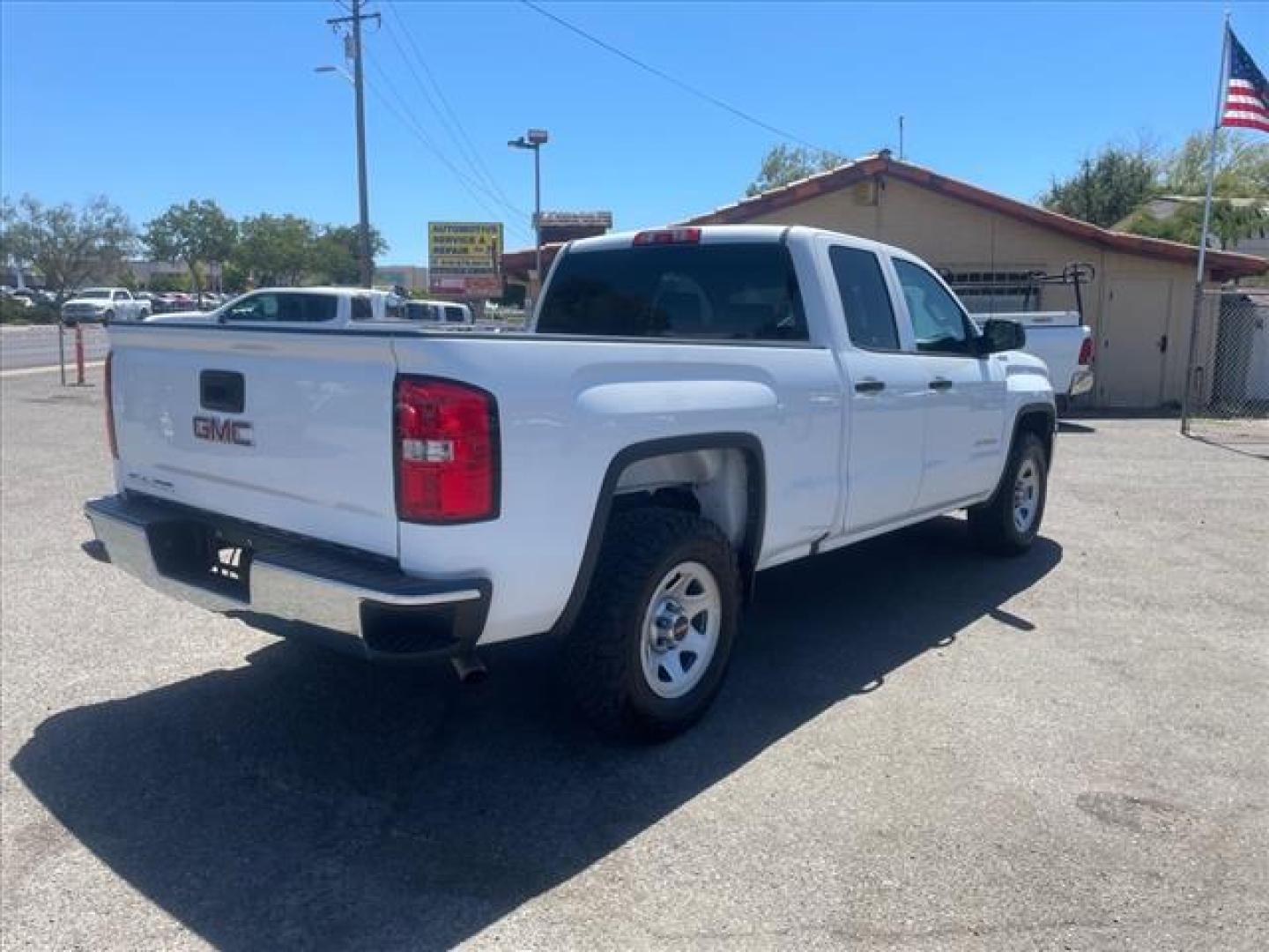 2018 Summit White GMC Sierra 1500 Base (1GTV2LEH9JZ) with an 4.3L EcoTec3 4.3L Flex Fuel V6 Direct Injection engine, 6-Speed Shiftable Automatic w/Overdrive transmission, located at 800 Riverside Ave, Roseville, CA, 95678, 916-773-4549 & Toll Free: 866-719-4393, 38.732265, -121.291039 - 4X4 DOUBLE CAB SERVICE RECORDS ONE OWNER CLEAN CARFAX - Photo#4