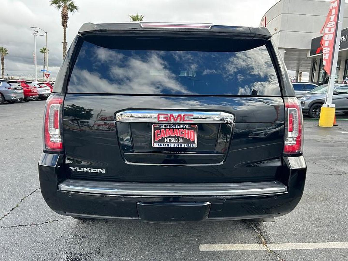 2018 BLACK GMC Yukon (1GKS1CKJ1JR) with an V8 EcoTec3 6.2 Liter engine, Automatic 10-Spd w/Overdrive transmission, located at 412 Auto Vista Drive, Palmdale, 93551, (661) 945-0620, 34.592636, -118.136681 - Photo#3