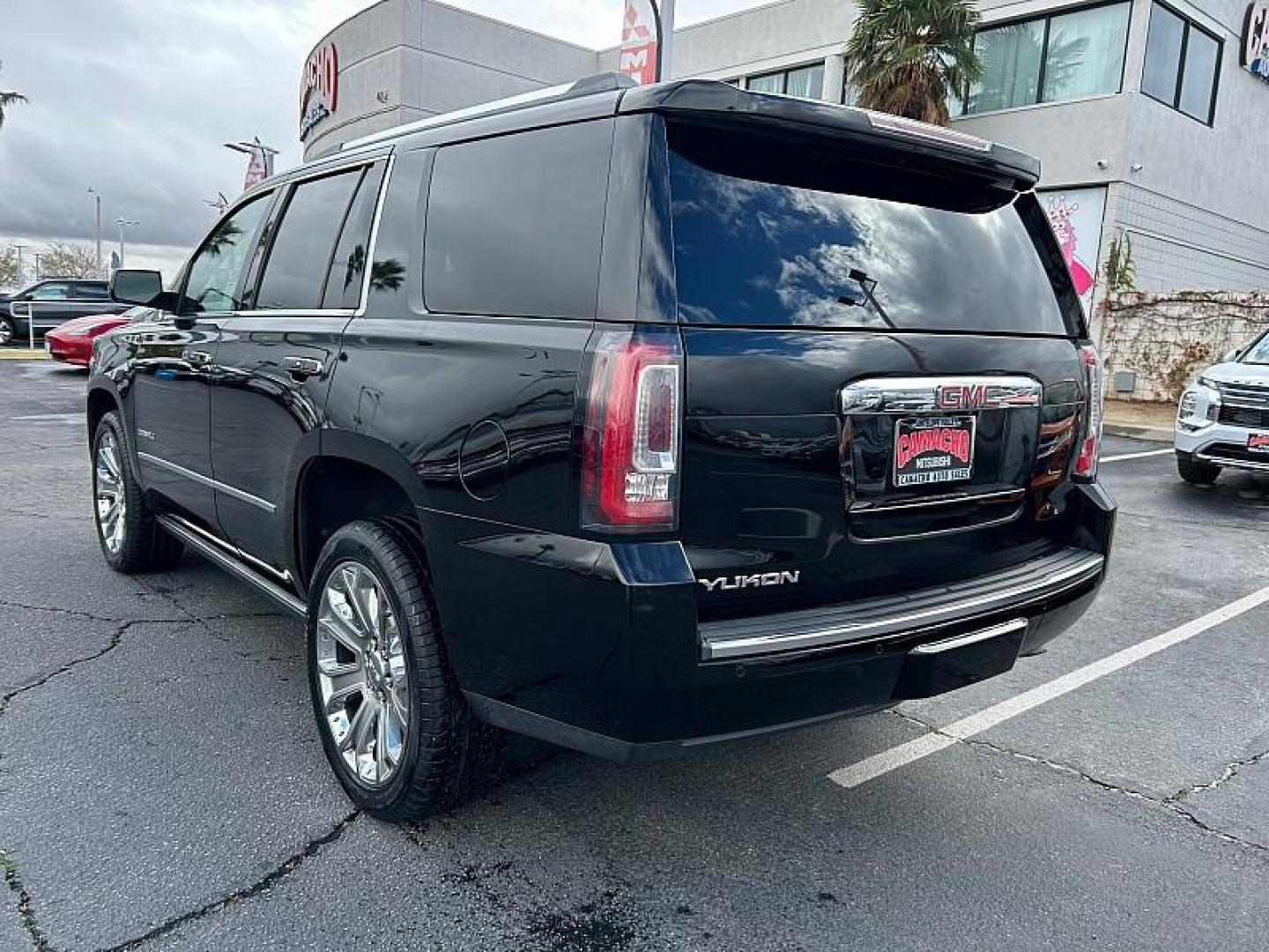 2018 BLACK GMC Yukon (1GKS1CKJ1JR) with an V8 EcoTec3 6.2 Liter engine, Automatic 10-Spd w/Overdrive transmission, located at 412 Auto Vista Drive, Palmdale, 93551, (661) 945-0620, 34.592636, -118.136681 - Photo#4