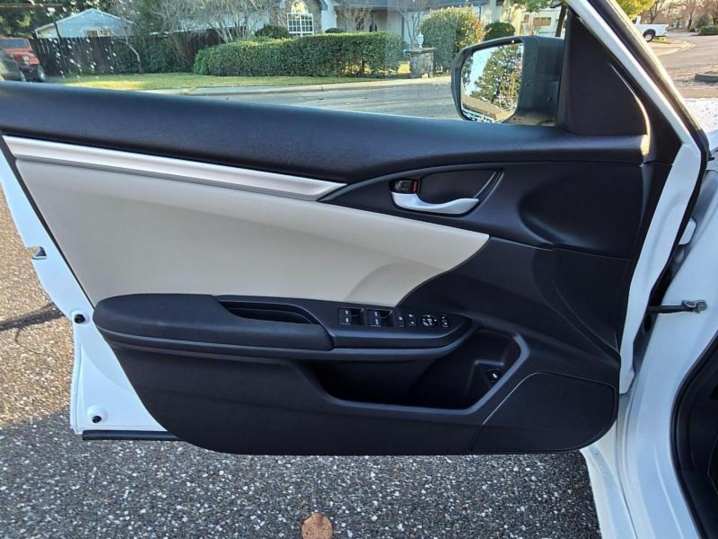 2018 WHITE Honda Civic Sedan (19XFC2F52JE) with an 4-Cyl i-VTEC 2.0 Liter engine, Automatic transmission, located at 246 E Walker St., Orland, 95963, (530) 865-5800, 39.747589, -122.178398 - Photo#12
