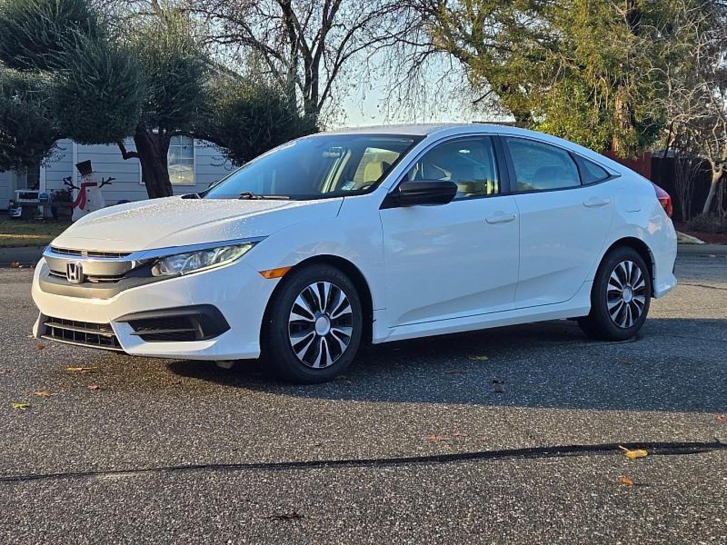 2018 WHITE Honda Civic Sedan (19XFC2F52JE) with an 4-Cyl i-VTEC 2.0 Liter engine, Automatic transmission, located at 246 E Walker St., Orland, 95963, (530) 865-5800, 39.747589, -122.178398 - Photo#3