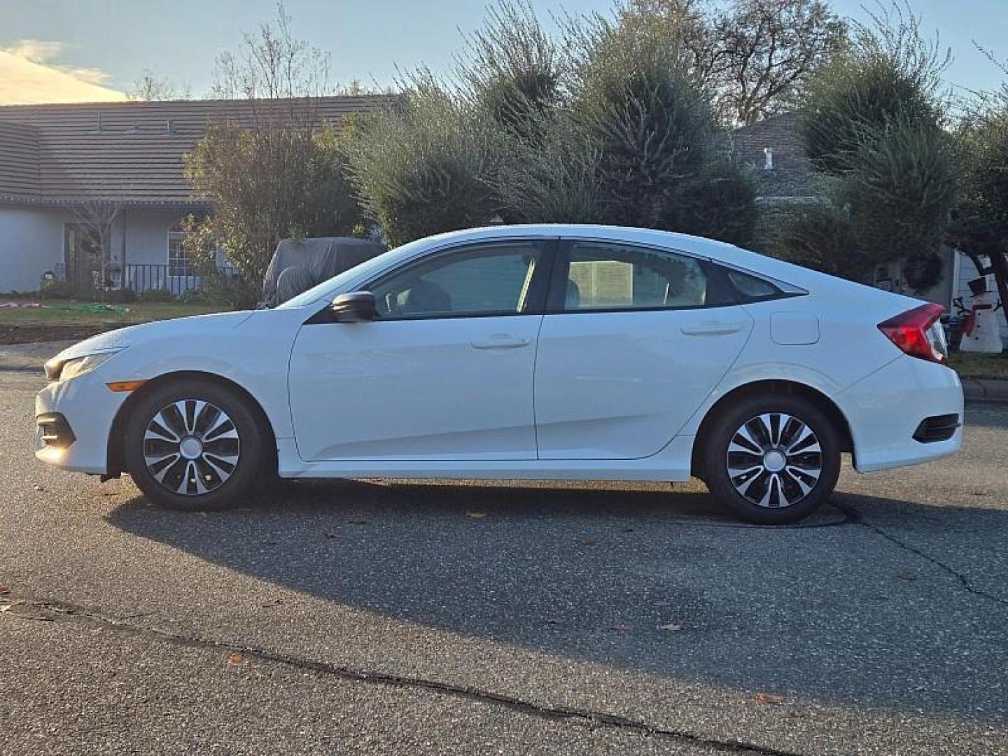 2018 WHITE Honda Civic Sedan (19XFC2F52JE) with an 4-Cyl i-VTEC 2.0 Liter engine, Automatic transmission, located at 246 E Walker St., Orland, 95963, (530) 865-5800, 39.747589, -122.178398 - Photo#4