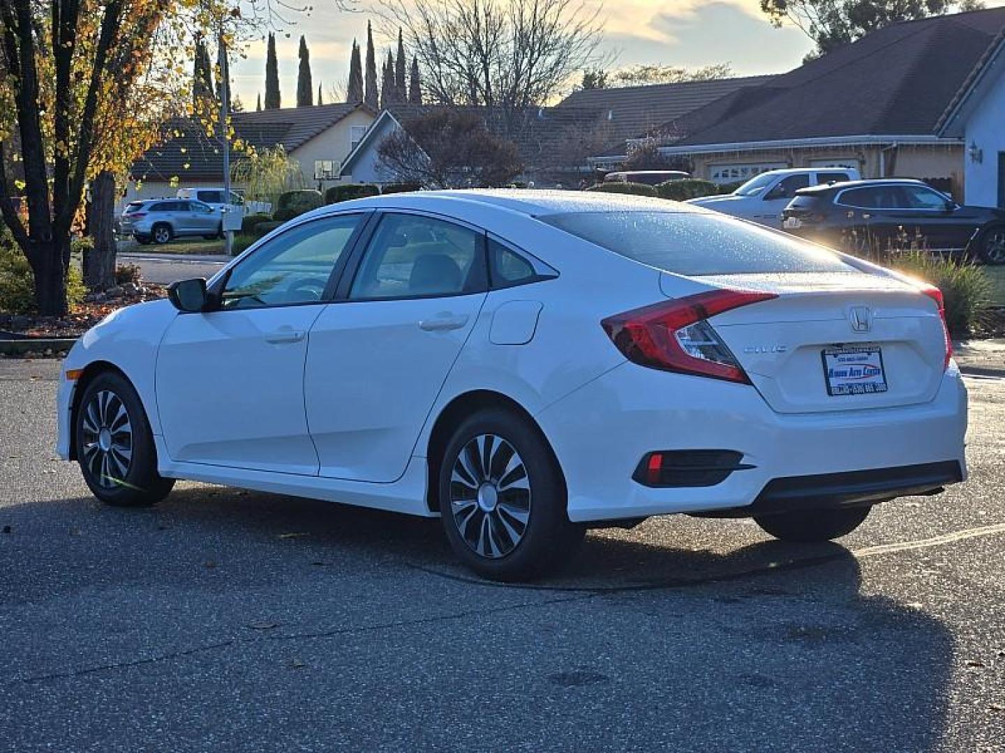 2018 WHITE Honda Civic Sedan (19XFC2F52JE) with an 4-Cyl i-VTEC 2.0 Liter engine, Automatic transmission, located at 246 E Walker St., Orland, 95963, (530) 865-5800, 39.747589, -122.178398 - Photo#5