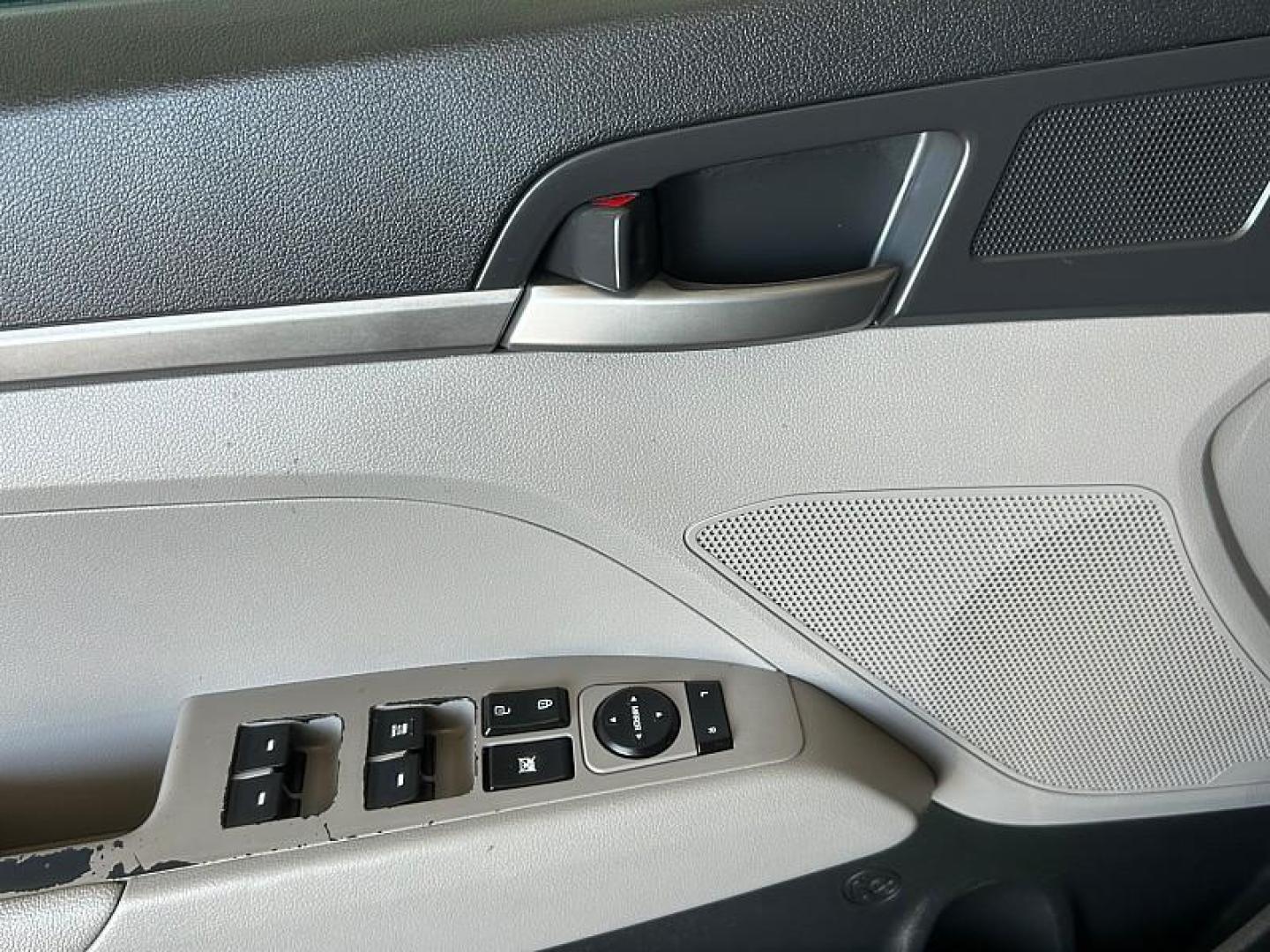 2018 GRAY Hyundai Elantra (5NPD74LF9JH) with an 4-Cyl 2.0 Liter engine, Auto 6-Spd Shiftronic transmission, located at 412 Auto Vista Drive, Palmdale, 93551, (661) 945-0620, 34.592636, -118.136681 - Photo#25