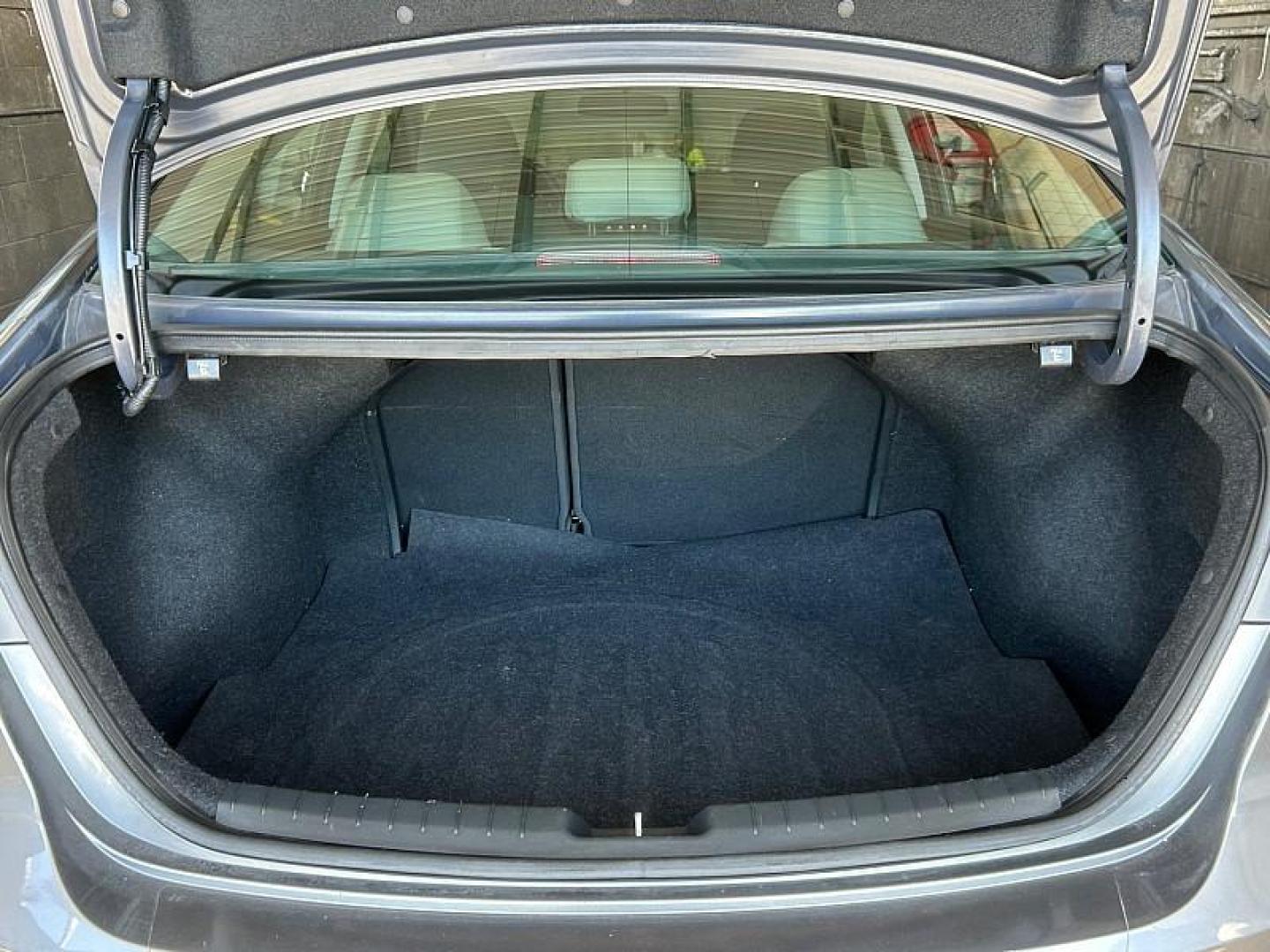 2018 GRAY Hyundai Elantra (5NPD74LF9JH) with an 4-Cyl 2.0 Liter engine, Auto 6-Spd Shiftronic transmission, located at 412 Auto Vista Drive, Palmdale, 93551, (661) 945-0620, 34.592636, -118.136681 - Photo#28