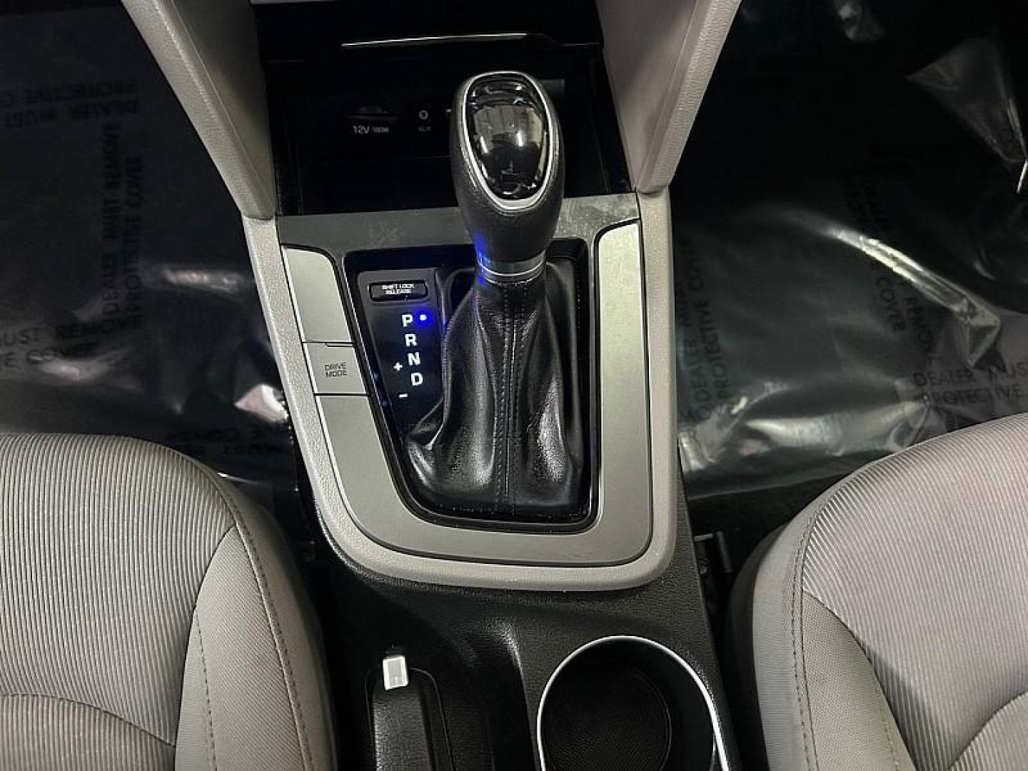 2018 SILVER Hyundai Elantra (KMHD84LF6JU) with an 4-Cyl 2.0 Liter engine, Auto 6-Spd Shiftronic transmission, located at 412 Auto Vista Drive, Palmdale, 93551, (661) 945-0620, 34.592636, -118.136681 - Photo#22