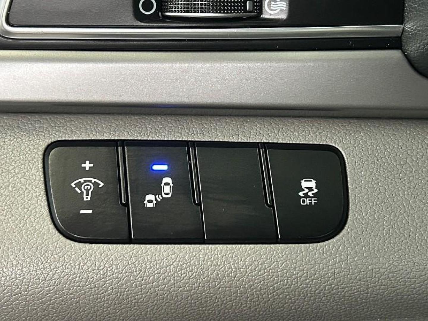 2018 SILVER Hyundai Elantra (KMHD84LF6JU) with an 4-Cyl 2.0 Liter engine, Auto 6-Spd Shiftronic transmission, located at 412 Auto Vista Drive, Palmdale, 93551, (661) 945-0620, 34.592636, -118.136681 - Photo#25