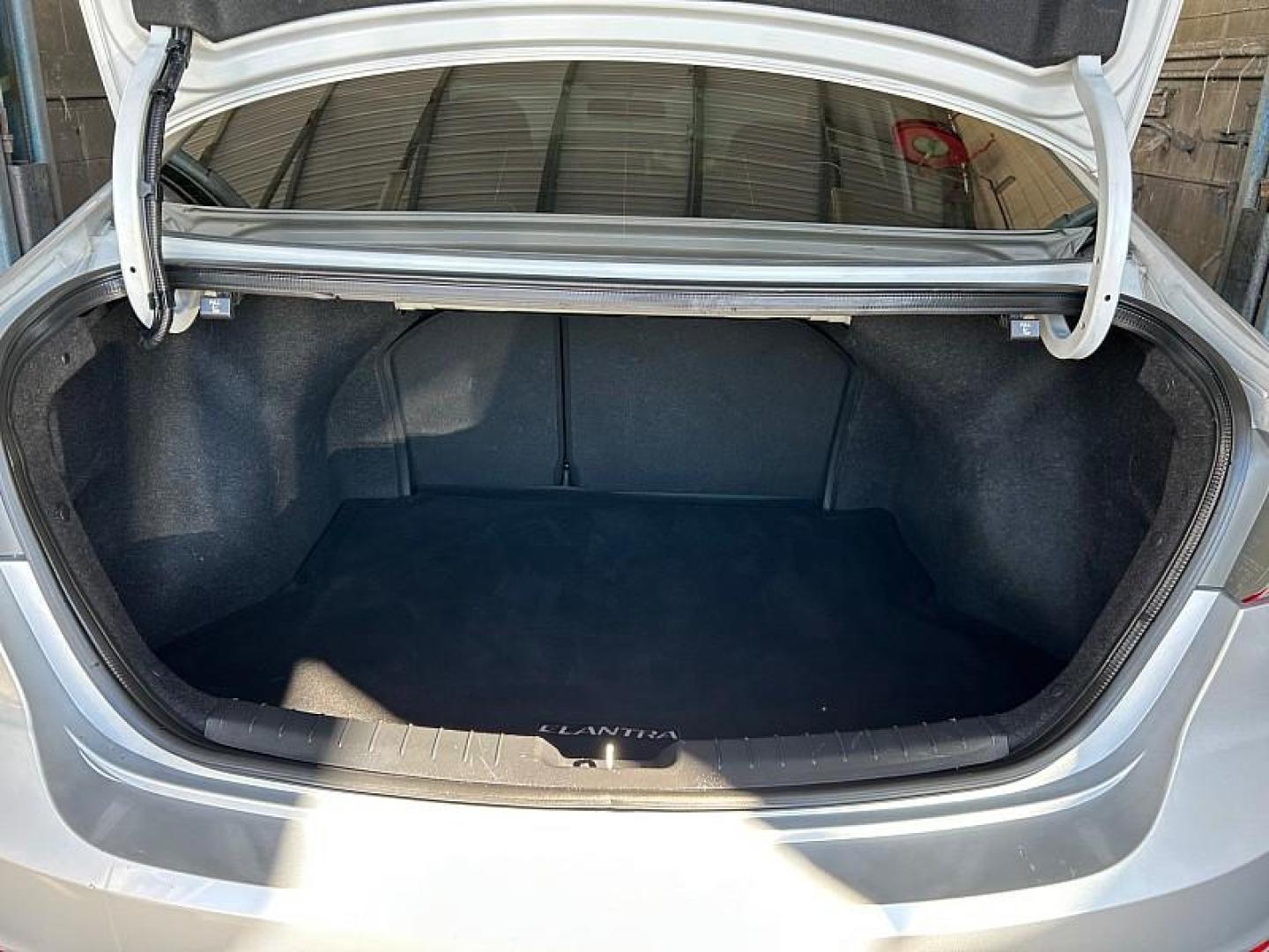 2018 SILVER HYUNDAI ELANTRA (KMHD74LF8JU) , located at 412 Auto Vista Drive, Palmdale, 93551, (661) 945-0620, 34.592636, -118.136681 - Photo#4