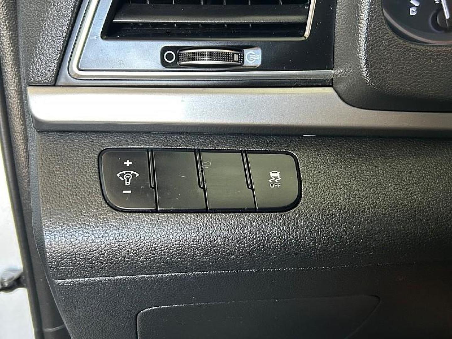 2018 SILVER HYUNDAI ELANTRA (KMHD74LF8JU) , located at 412 Auto Vista Drive, Palmdale, 93551, (661) 945-0620, 34.592636, -118.136681 - Photo#6