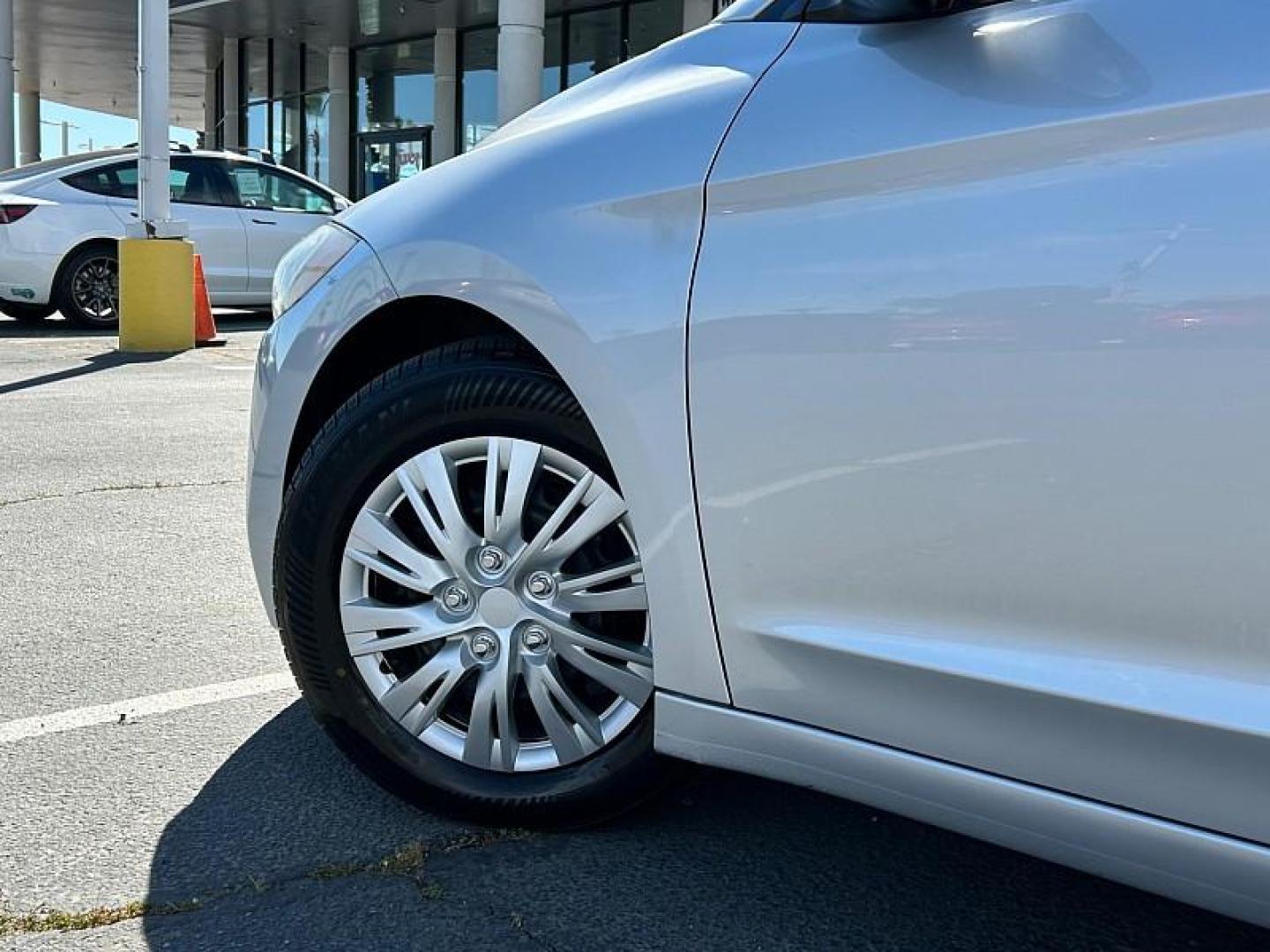 2018 SILVER HYUNDAI ELANTRA (KMHD74LF8JU) , located at 412 Auto Vista Drive, Palmdale, 93551, (661) 945-0620, 34.592636, -118.136681 - Photo#21