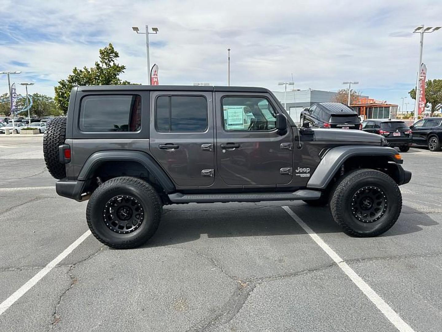 2018 GRAY Jeep Wrangler Unlimited (1C4HJXDG0JW) with an V6 3.6 Liter engine, Automatic transmission, located at 412 Auto Vista Drive, Palmdale, 93551, (661) 945-0620, 34.592636, -118.136681 - Photo#3