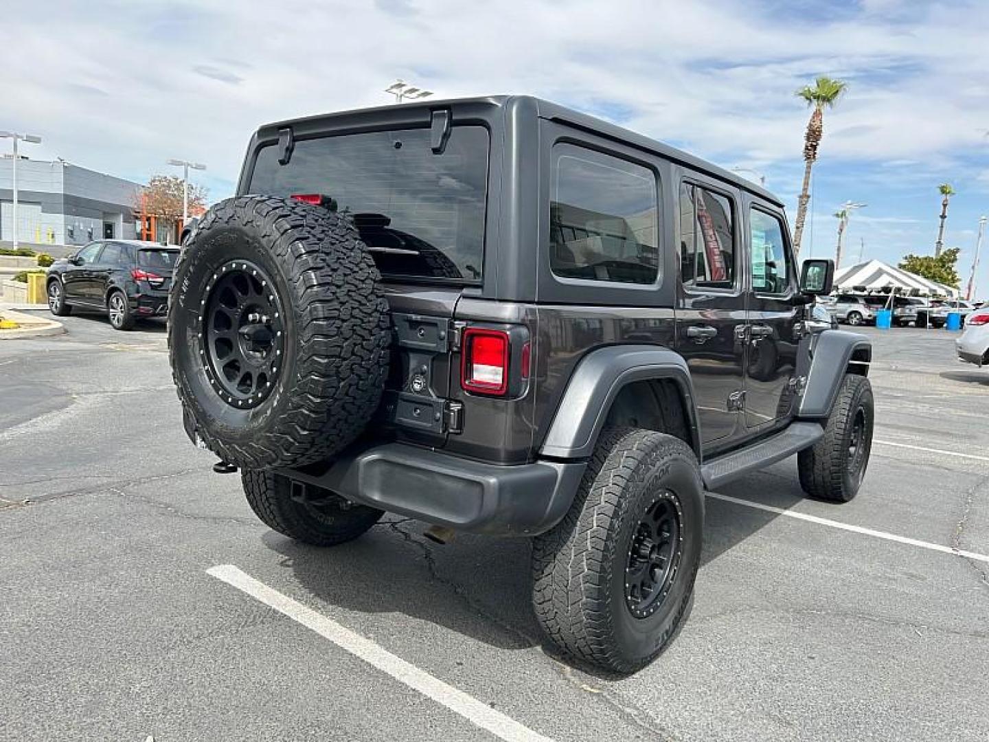 2018 GRAY Jeep Wrangler Unlimited (1C4HJXDG0JW) with an V6 3.6 Liter engine, Automatic transmission, located at 412 Auto Vista Drive, Palmdale, 93551, (661) 945-0620, 34.592636, -118.136681 - Photo#4