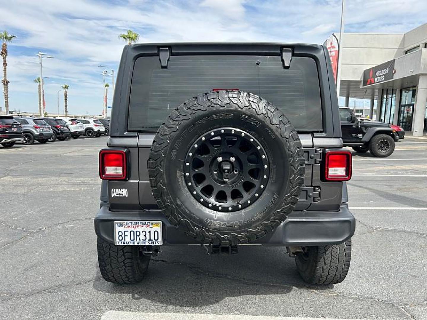 2018 GRAY Jeep Wrangler Unlimited (1C4HJXDG0JW) with an V6 3.6 Liter engine, Automatic transmission, located at 412 Auto Vista Drive, Palmdale, 93551, (661) 945-0620, 34.592636, -118.136681 - Photo#5