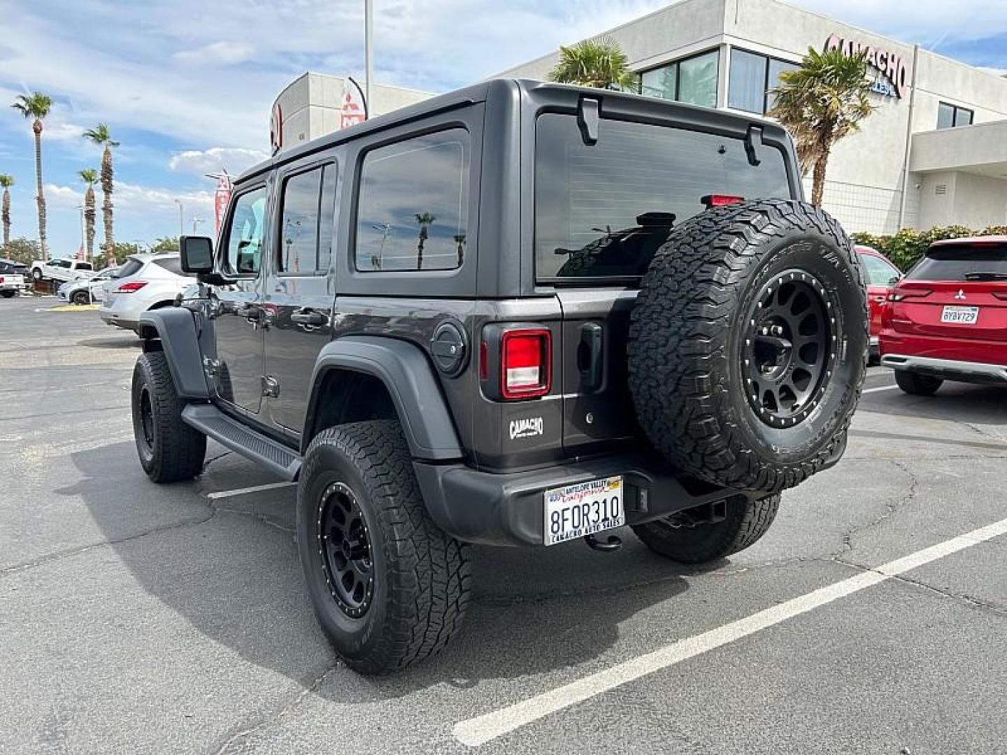 2018 GRAY Jeep Wrangler Unlimited (1C4HJXDG0JW) with an V6 3.6 Liter engine, Automatic transmission, located at 412 Auto Vista Drive, Palmdale, 93551, (661) 945-0620, 34.592636, -118.136681 - Photo#6