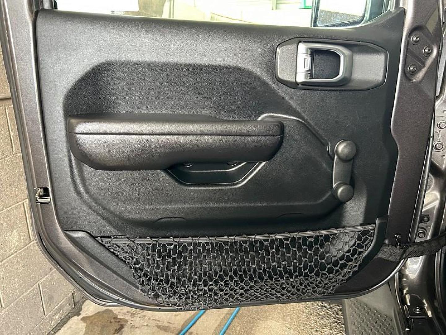 2018 GRAY Jeep Wrangler Unlimited (1C4HJXDG0JW) with an V6 3.6 Liter engine, Automatic transmission, located at 412 Auto Vista Drive, Palmdale, 93551, (661) 945-0620, 34.592636, -118.136681 - Photo#8