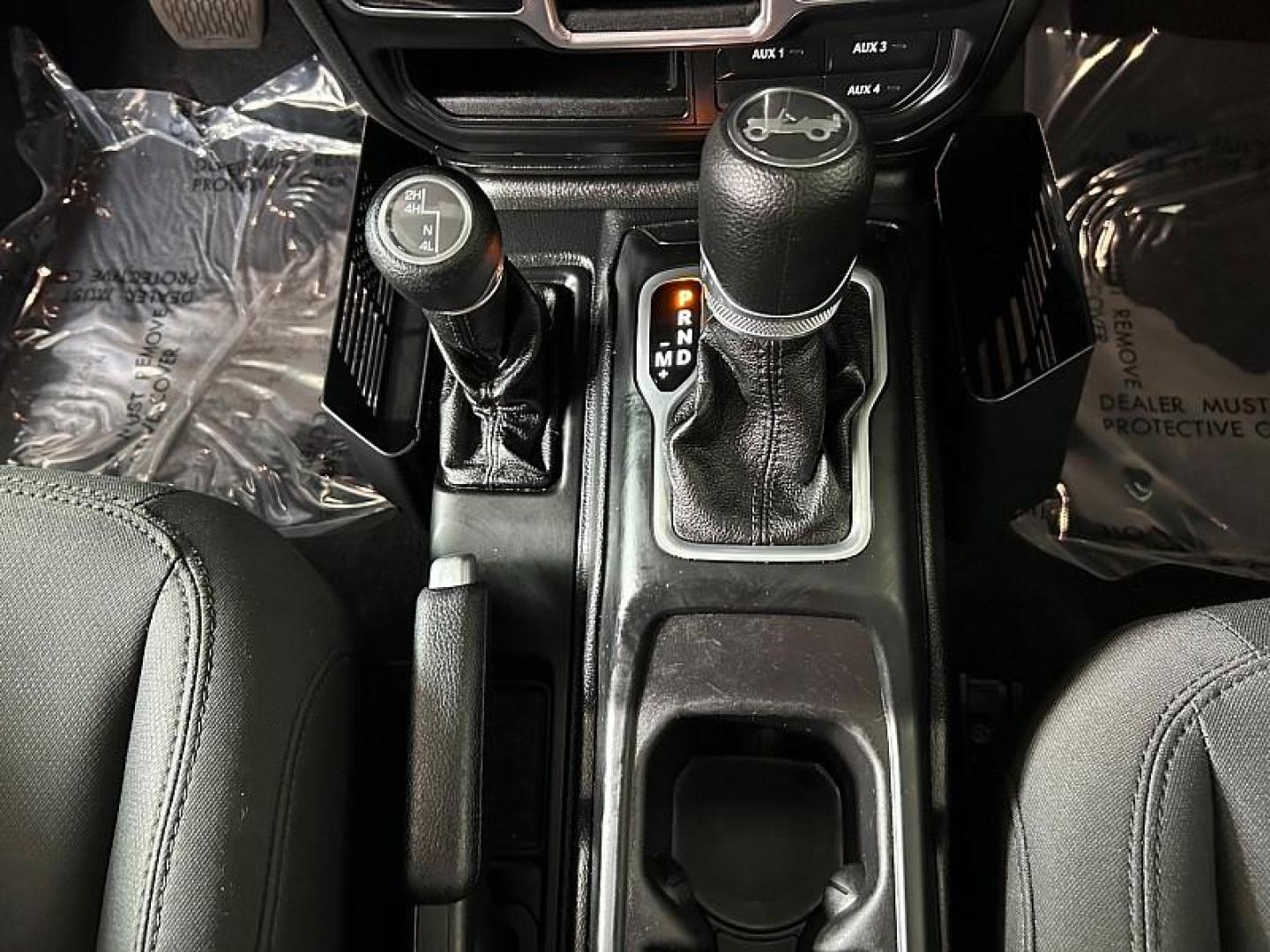 2018 GRAY Jeep Wrangler Unlimited (1C4HJXDG0JW) with an V6 3.6 Liter engine, Automatic transmission, located at 412 Auto Vista Drive, Palmdale, 93551, (661) 945-0620, 34.592636, -118.136681 - Photo#10