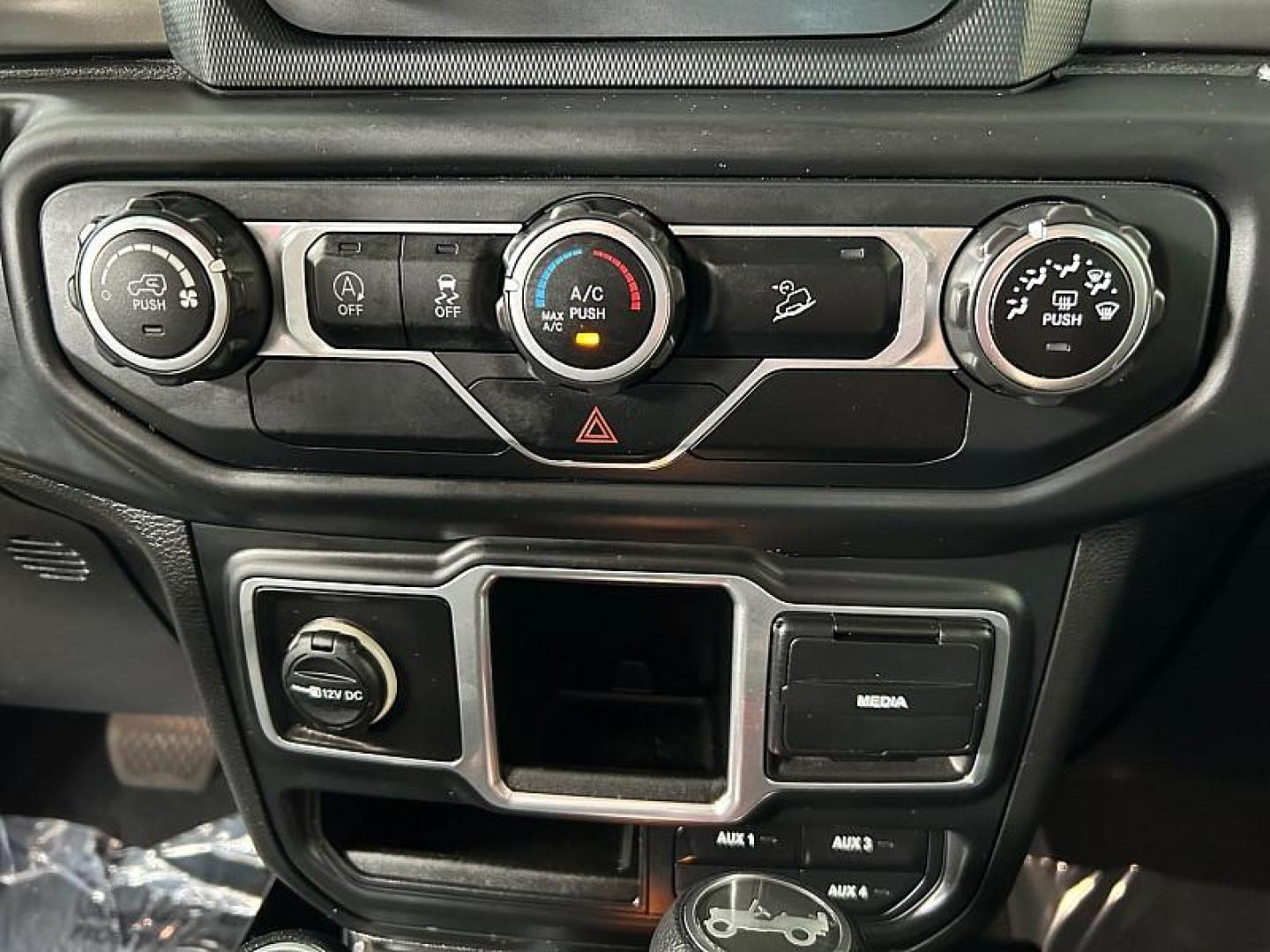 2018 GRAY Jeep Wrangler Unlimited (1C4HJXDG0JW) with an V6 3.6 Liter engine, Automatic transmission, located at 412 Auto Vista Drive, Palmdale, 93551, (661) 945-0620, 34.592636, -118.136681 - Photo#11