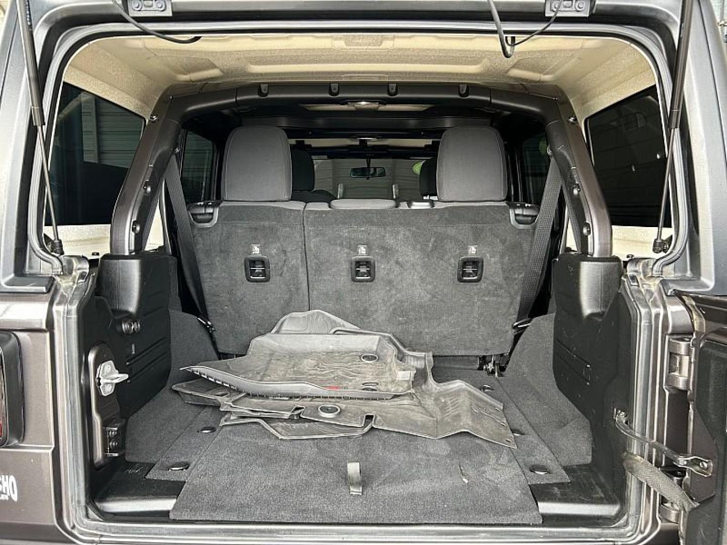 2018 GRAY Jeep Wrangler Unlimited (1C4HJXDG0JW) with an V6 3.6 Liter engine, Automatic transmission, located at 412 Auto Vista Drive, Palmdale, 93551, (661) 945-0620, 34.592636, -118.136681 - Photo#20