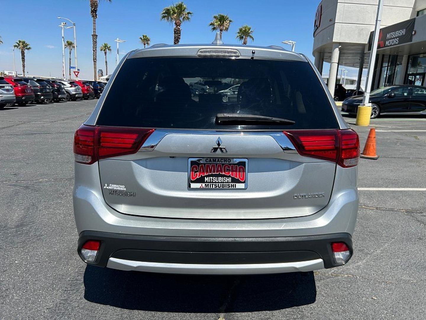 2018 Silver Mitsubishi Outlander (JA4AD2A38JJ) with an 4-Cyl 2.4 Liter engine, Automatic CVT transmission, located at 412 Auto Vista Drive, Palmdale, 93551, (661) 945-0620, 34.592636, -118.136681- Photo#5