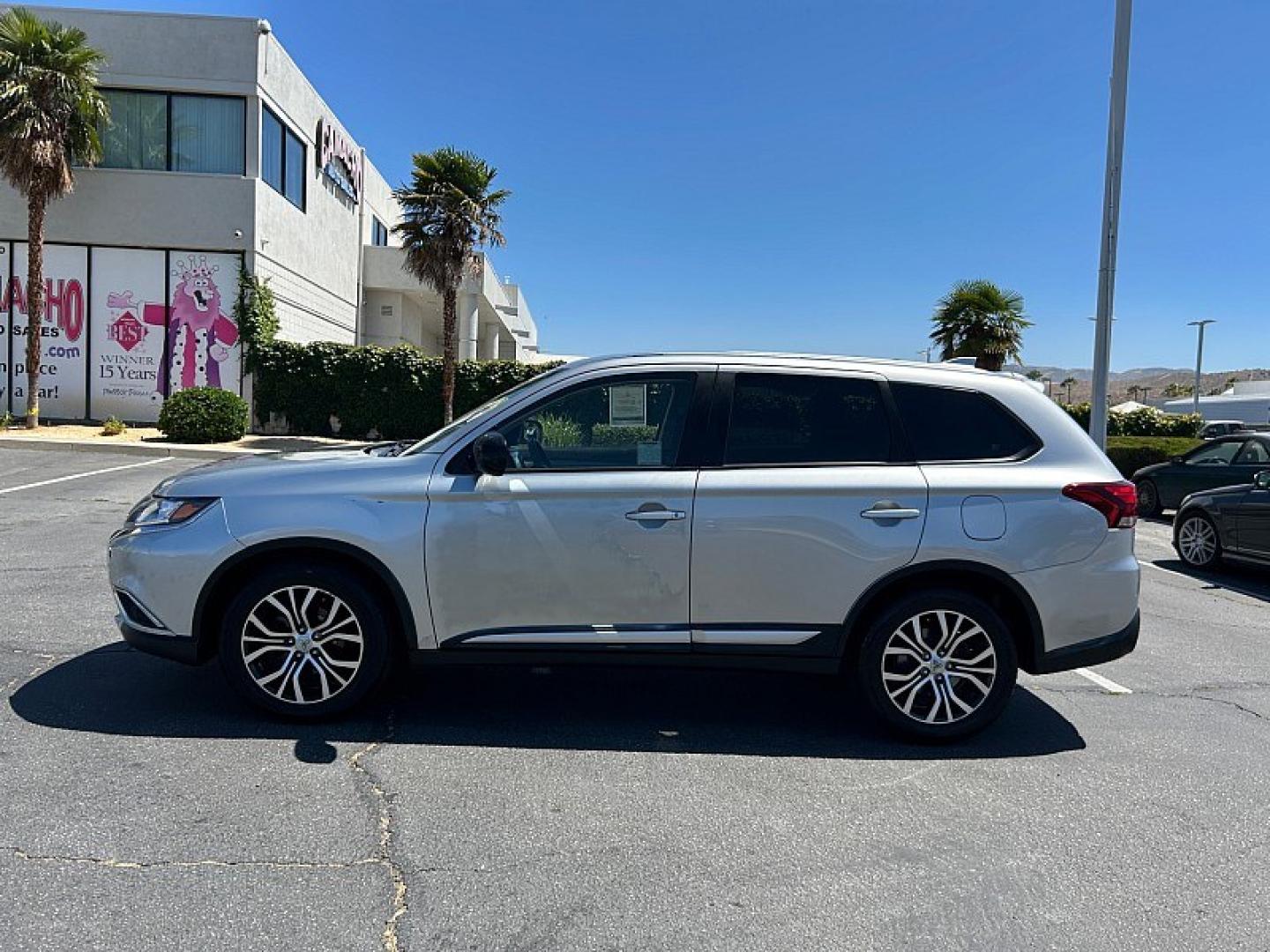 2018 Silver Mitsubishi Outlander (JA4AD2A38JJ) with an 4-Cyl 2.4 Liter engine, Automatic CVT transmission, located at 412 Auto Vista Drive, Palmdale, 93551, (661) 945-0620, 34.592636, -118.136681- Photo#7