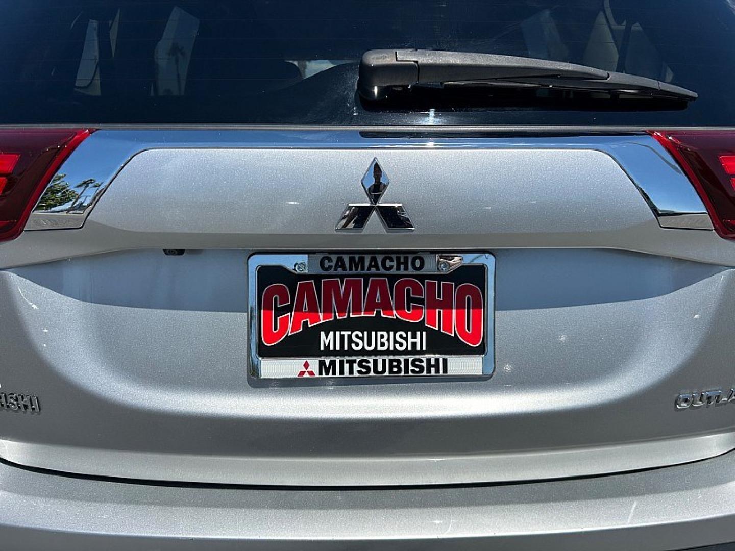 2018 Silver Mitsubishi Outlander (JA4AD2A38JJ) with an 4-Cyl 2.4 Liter engine, Automatic CVT transmission, located at 412 Auto Vista Drive, Palmdale, 93551, (661) 945-0620, 34.592636, -118.136681- Photo#9