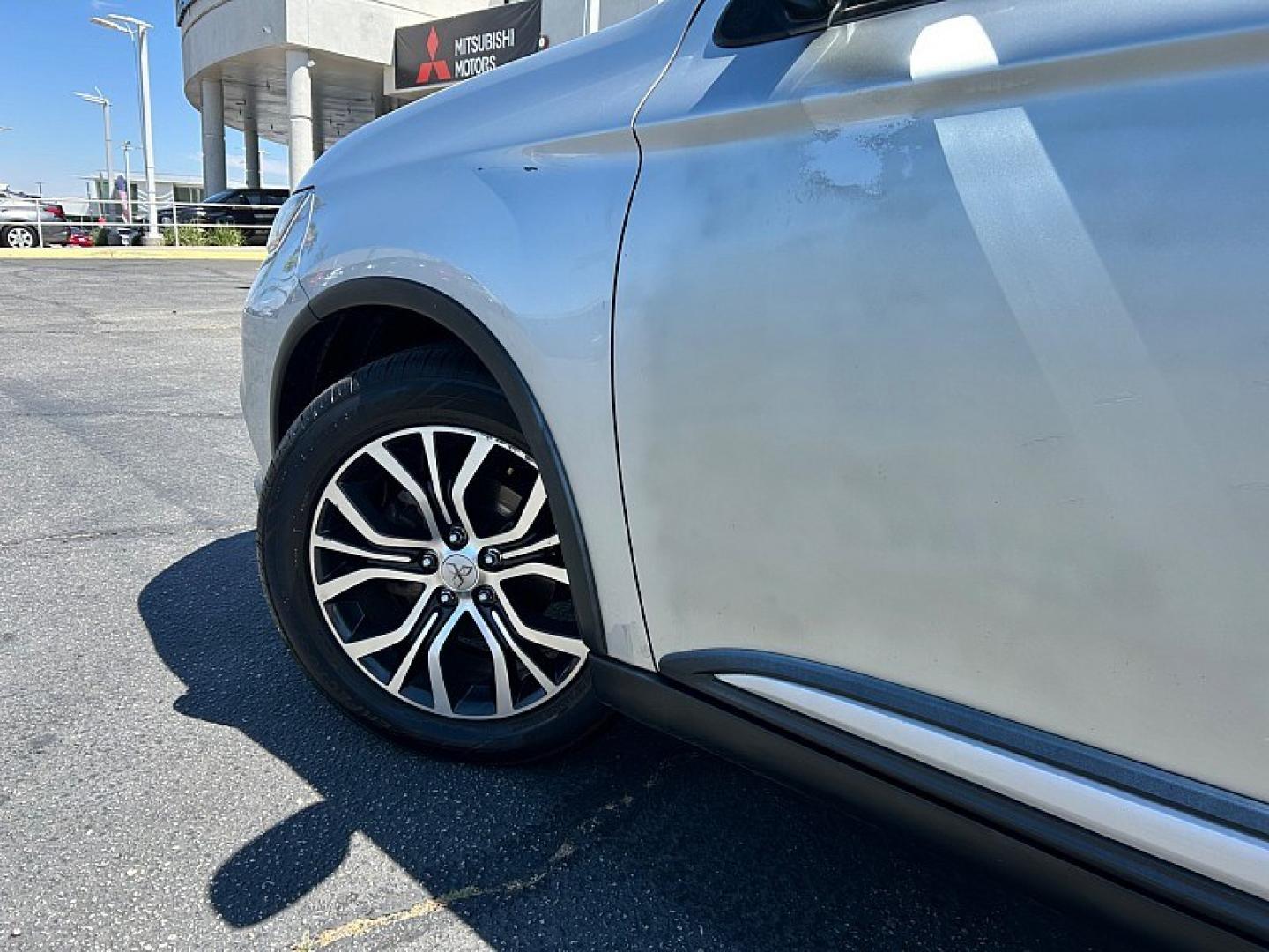 2018 Silver Mitsubishi Outlander (JA4AD2A38JJ) with an 4-Cyl 2.4 Liter engine, Automatic CVT transmission, located at 412 Auto Vista Drive, Palmdale, 93551, (661) 945-0620, 34.592636, -118.136681- Photo#12