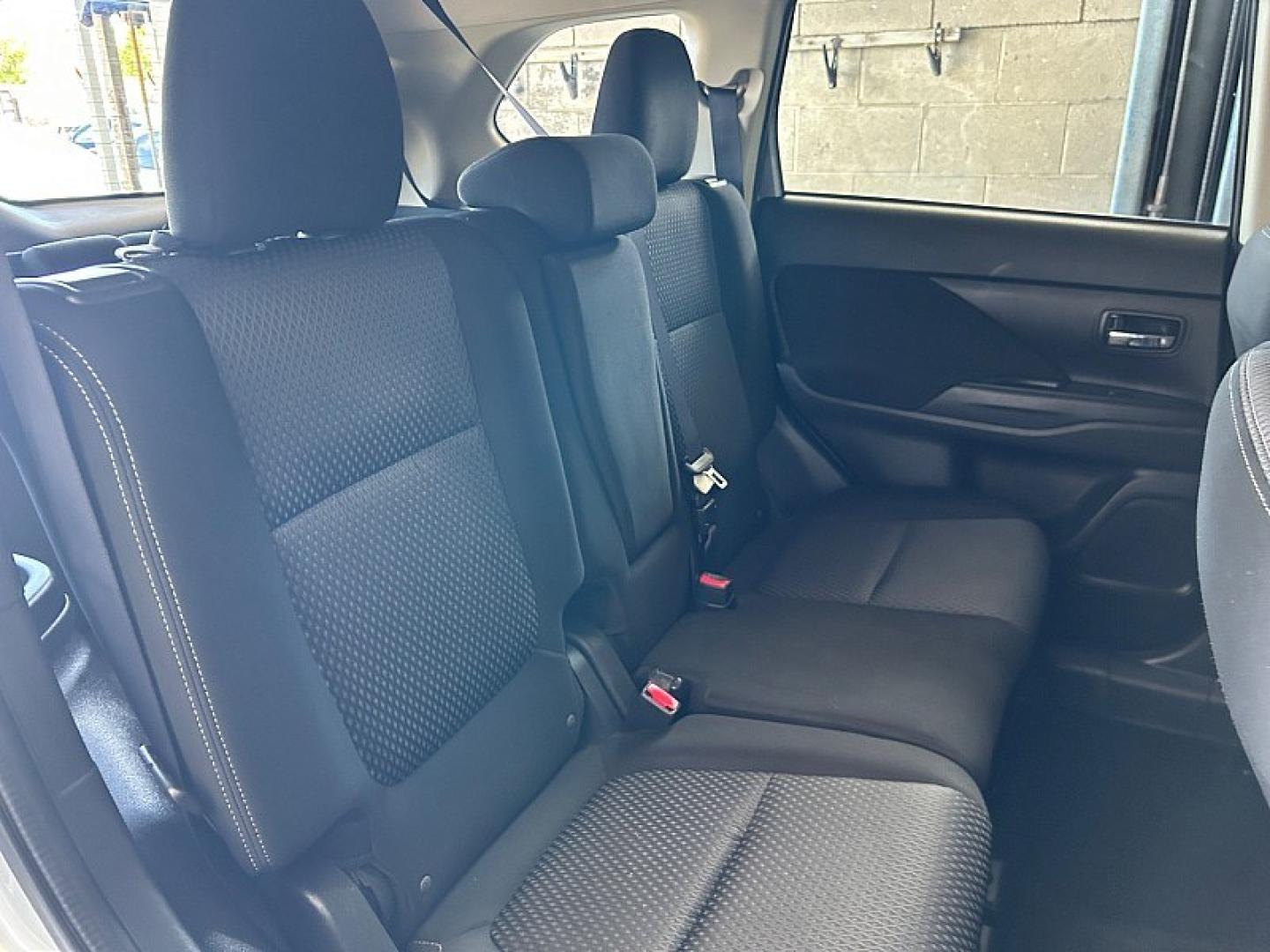 2018 Silver Mitsubishi Outlander (JA4AD2A38JJ) with an 4-Cyl 2.4 Liter engine, Automatic CVT transmission, located at 412 Auto Vista Drive, Palmdale, 93551, (661) 945-0620, 34.592636, -118.136681- Photo#24