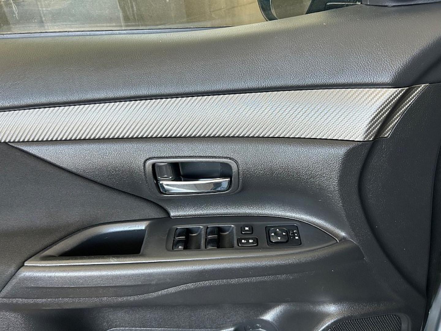 2018 Silver Mitsubishi Outlander (JA4AD2A38JJ) with an 4-Cyl 2.4 Liter engine, Automatic CVT transmission, located at 412 Auto Vista Drive, Palmdale, 93551, (661) 945-0620, 34.592636, -118.136681- Photo#26