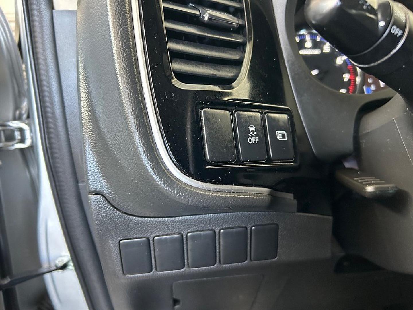 2018 Silver Mitsubishi Outlander (JA4AD2A38JJ) with an 4-Cyl 2.4 Liter engine, Automatic CVT transmission, located at 412 Auto Vista Drive, Palmdale, 93551, (661) 945-0620, 34.592636, -118.136681- Photo#27